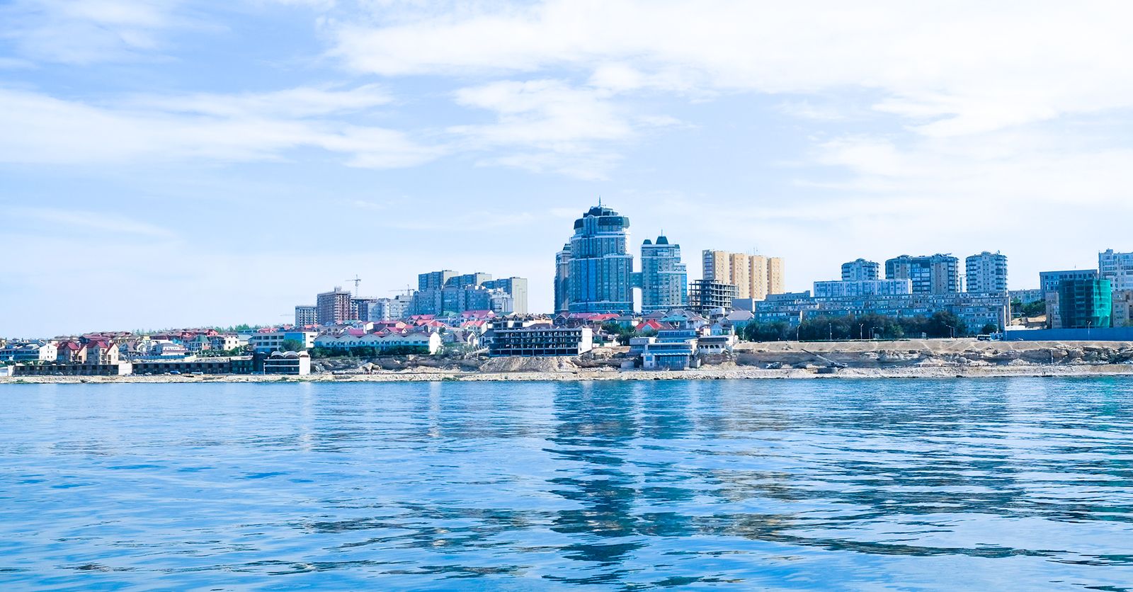 Город актау казахстан. Казахстан актау каспийском море. Каспий актау море. Атырау берег каспийского моря. Море в актау казахстан.