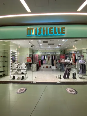 Магазин женской одежды в крупном торговом центре в самом центре города