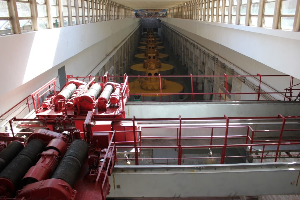 Турбинный (машинный) зал Нурекской ГЭС