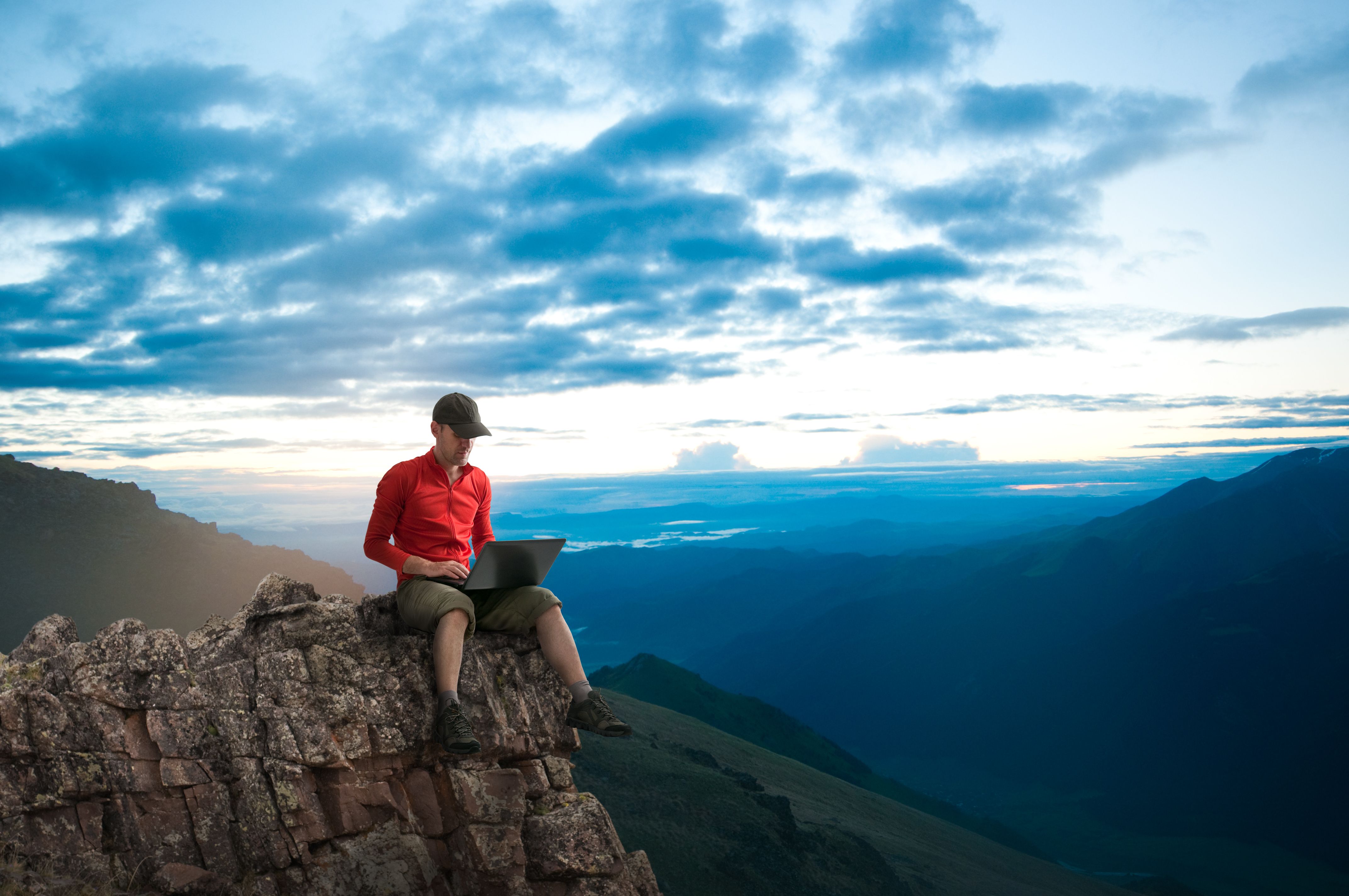 Tell it on the mountain. Вершина горы. Мужчина в горах. Мужчина природа горы. Человек на вершине горы.