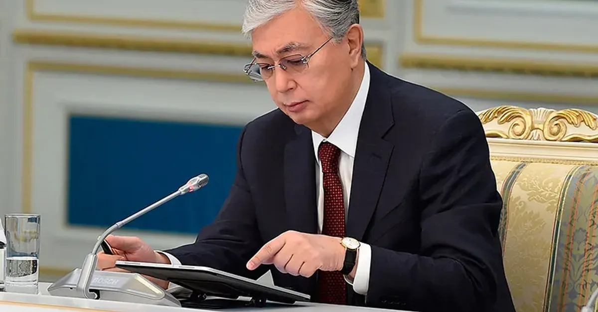 Токаев подписал указ о том что ты мне должен цветы. Токаев подписывает. Назарбаев. Законы казахстана. Токаев подписал закон снижение категория.