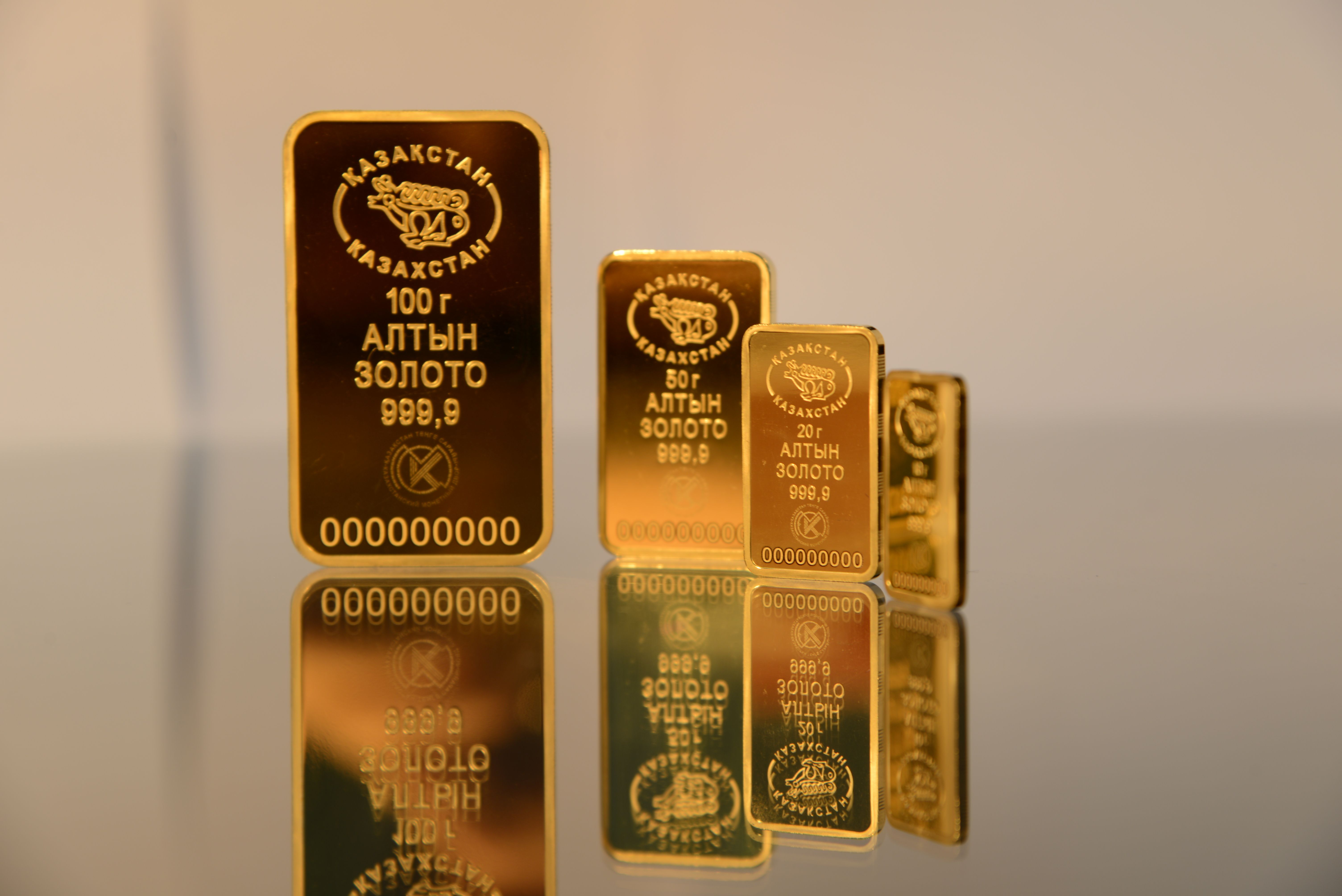 Грамм золота в казахстане на сегодня. Мерные слитки аффинированного золота. Золотые слитки Казахстан. Банковское золото. Золотые мерные слитки в банках.