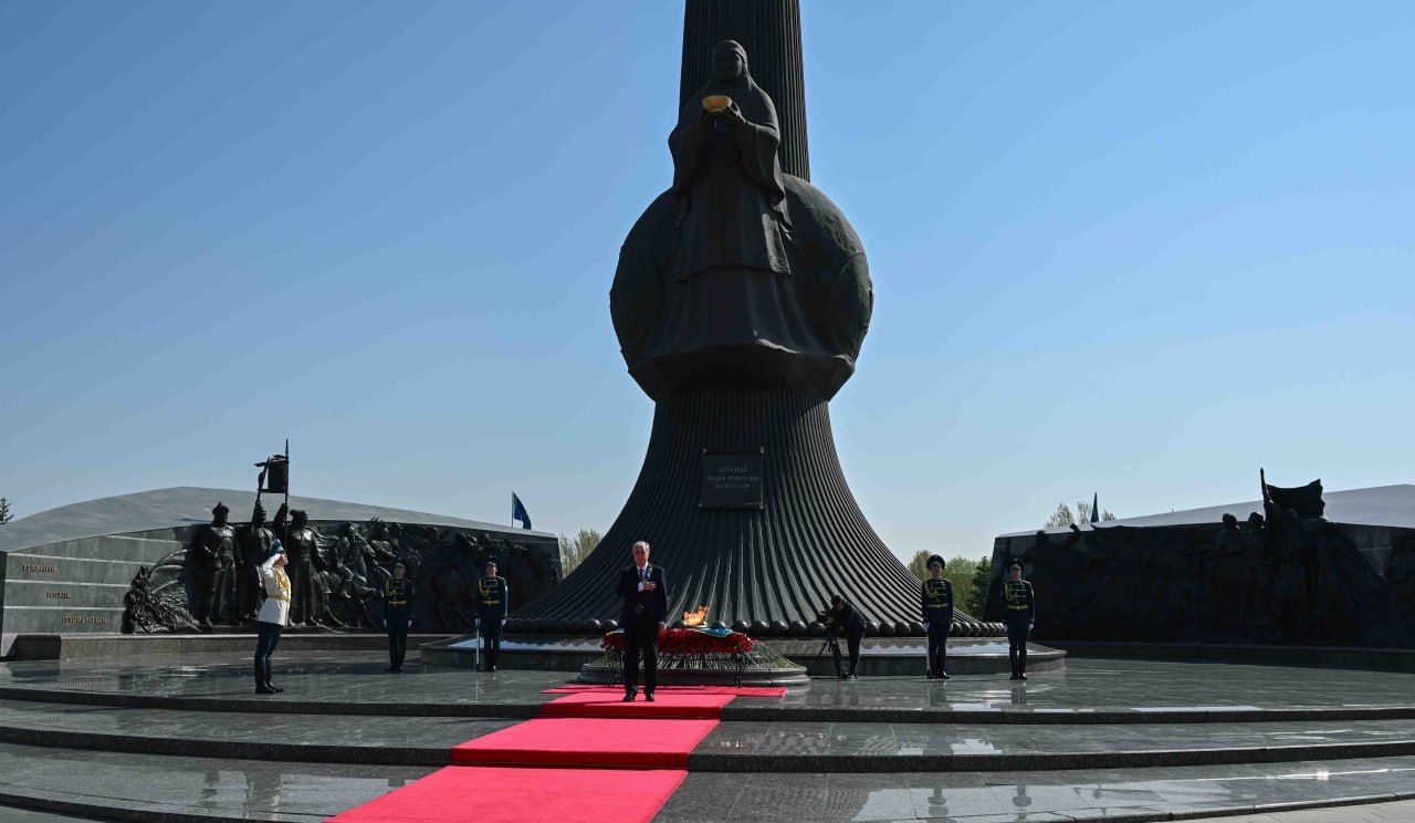 Глава государства принял участие в церемонии возложения цветов к монументу Отан Ана 2082520 — Kapital.kz 