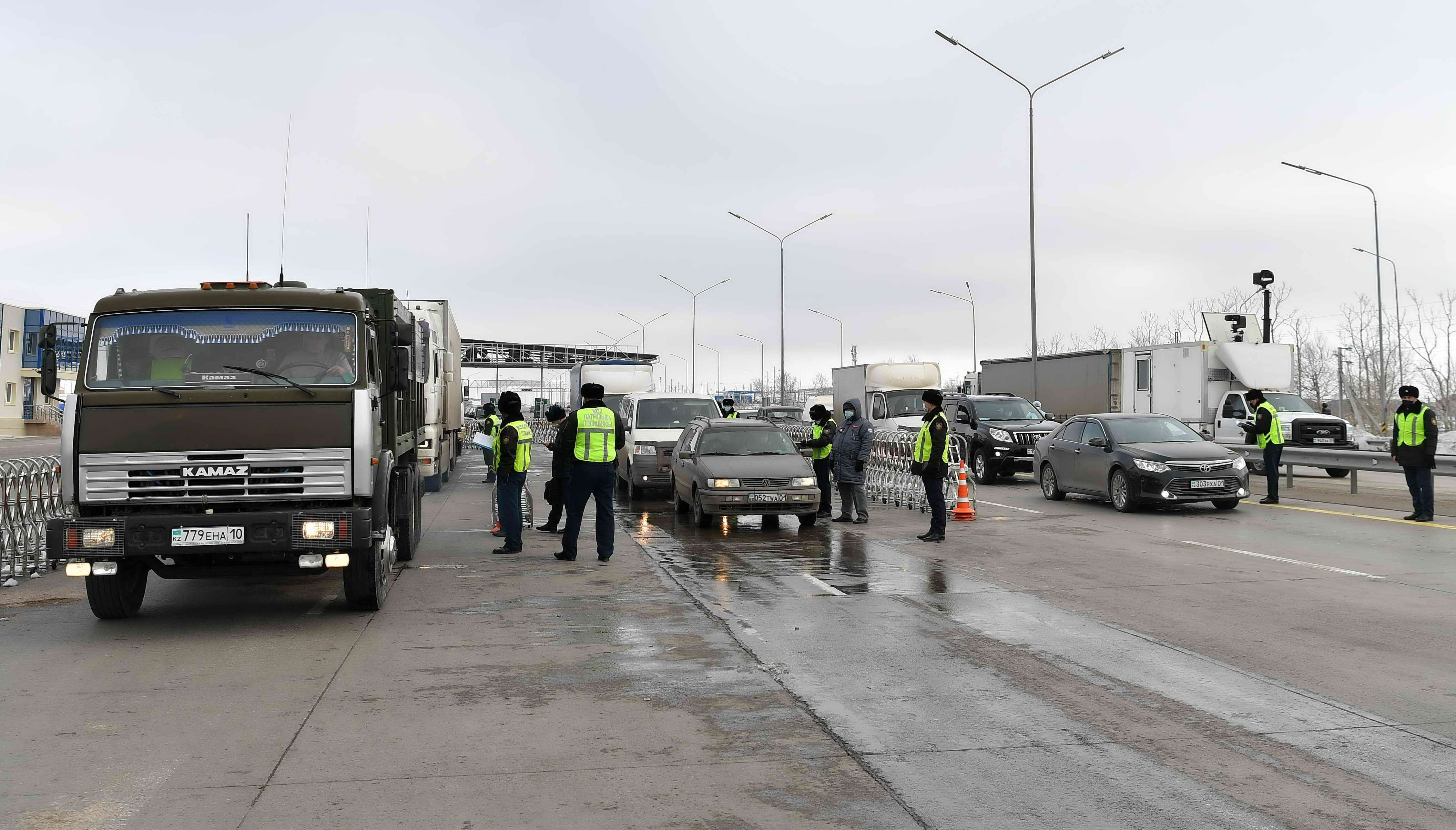 Казахстан закрыл. На границу с Казахстаном блокпост. Автомобильный пункт пропуска Казахстана. Машины на границе с Казахстаном. Граница Казахстан Автодорожная.