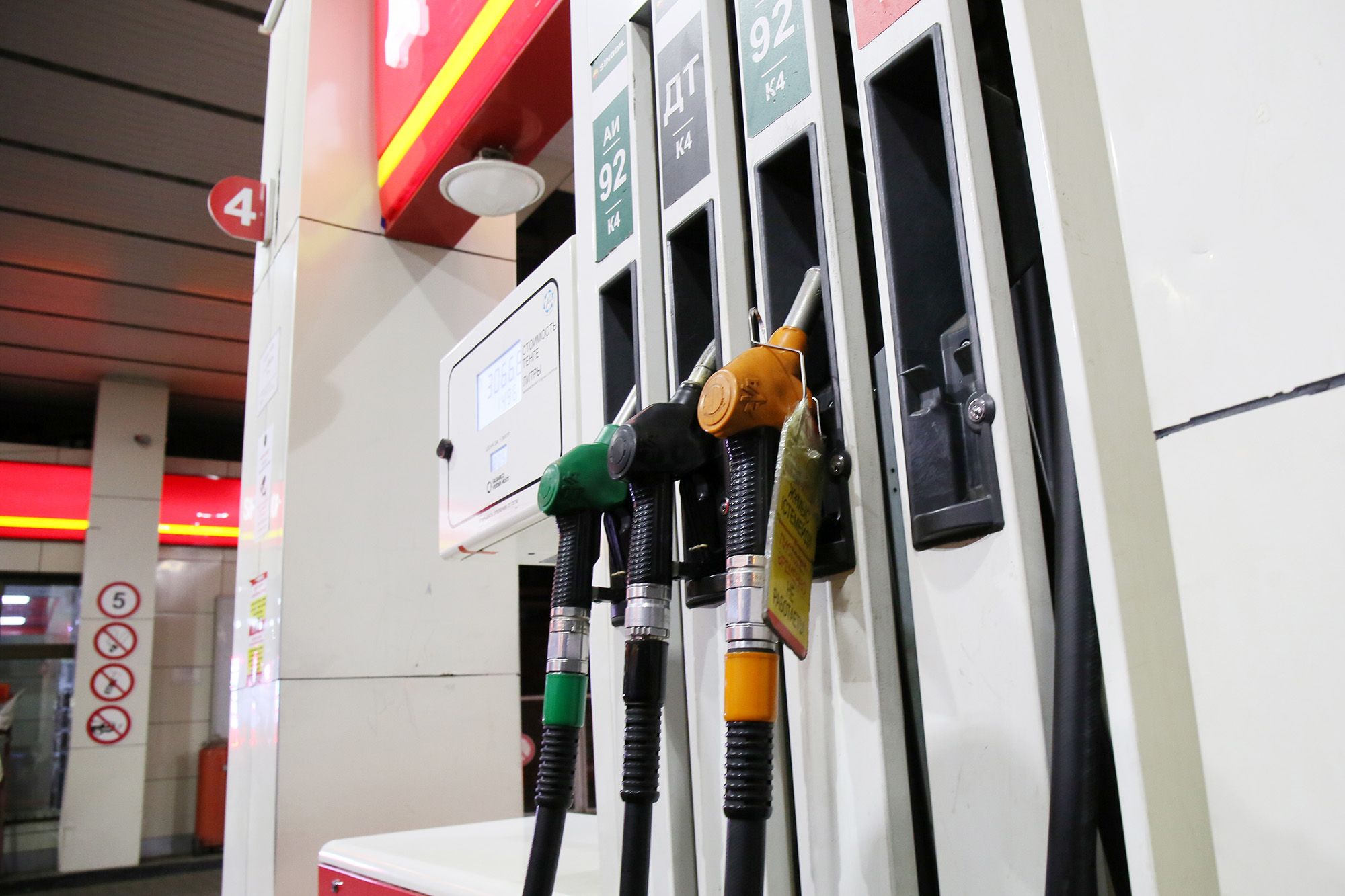 Бензин в казахстане. Казахстан топливо. Заправка бензина. Бензин. Казахстан топливо.