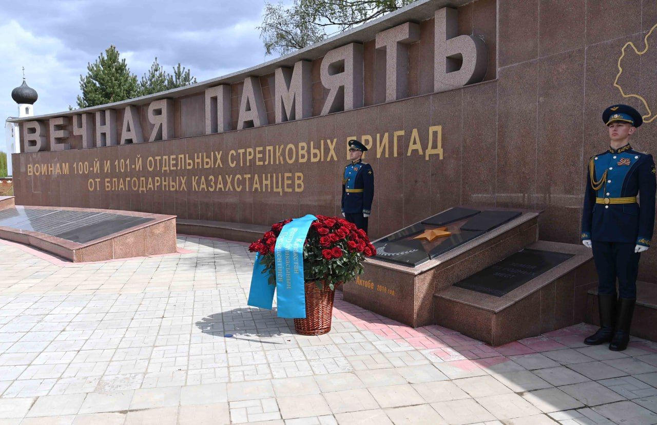 Президент возложил цветы к Мемориальному комплексу воинам-казахстанцам 2082898 — Kapital.kz 
