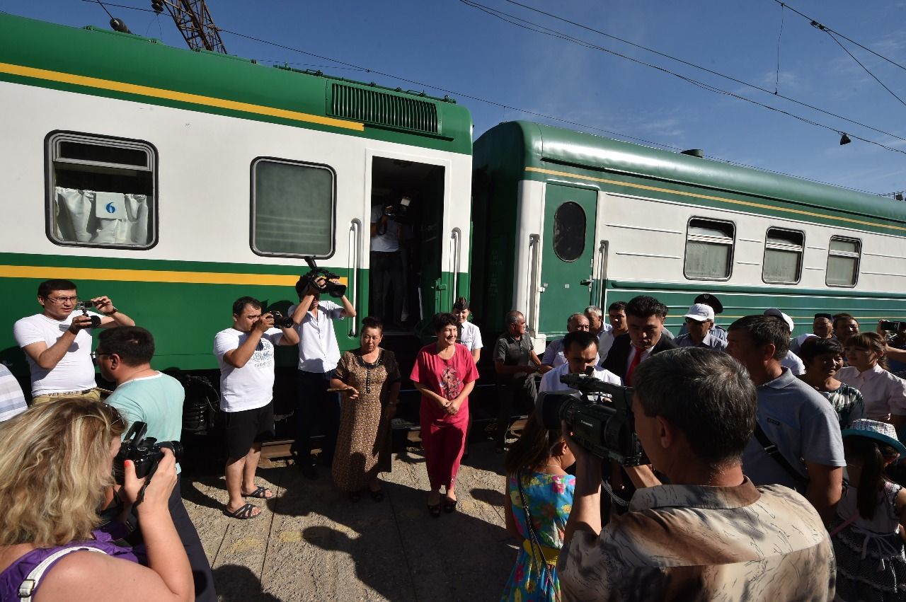 Астана москва поезд сколько. Поезд Ташкент Самарканд. Поезд Узбекистан. Поезд на Самарканд.