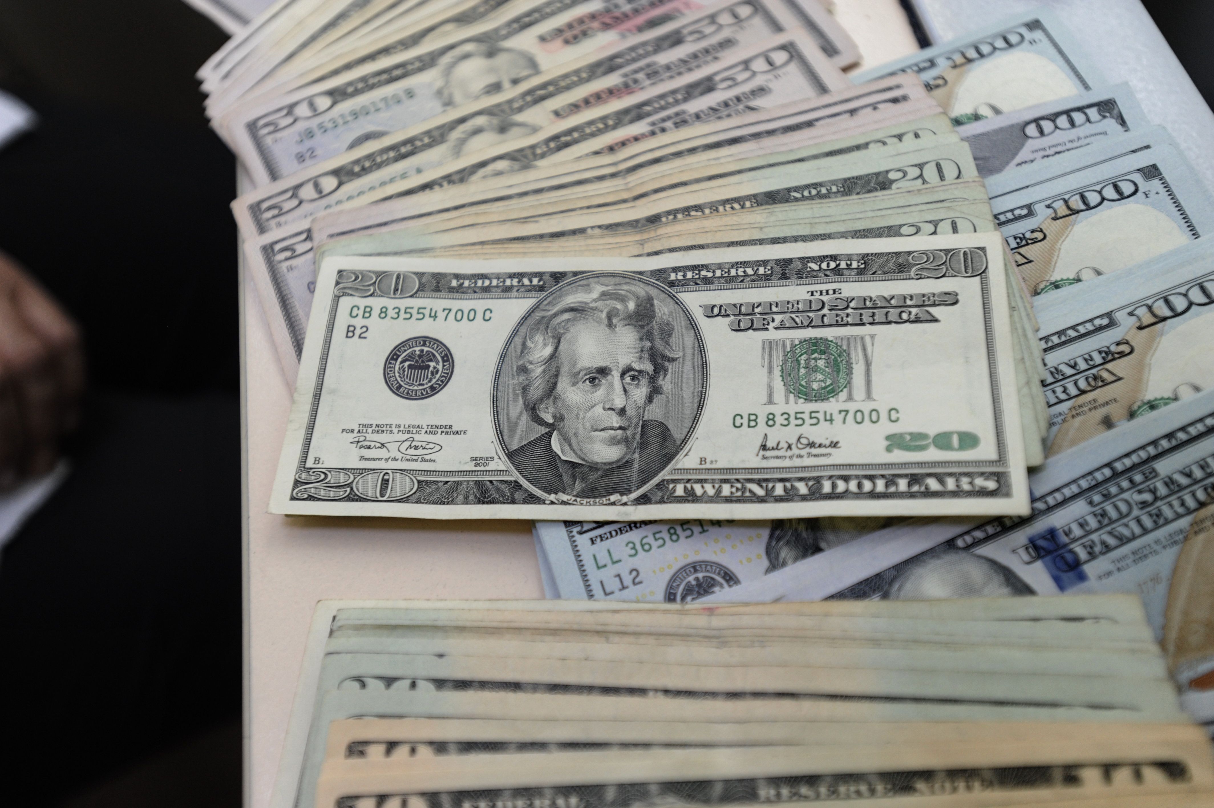 плохой доллар. доллар достиг. доллар падает. испуганный доллар. доллар упал.