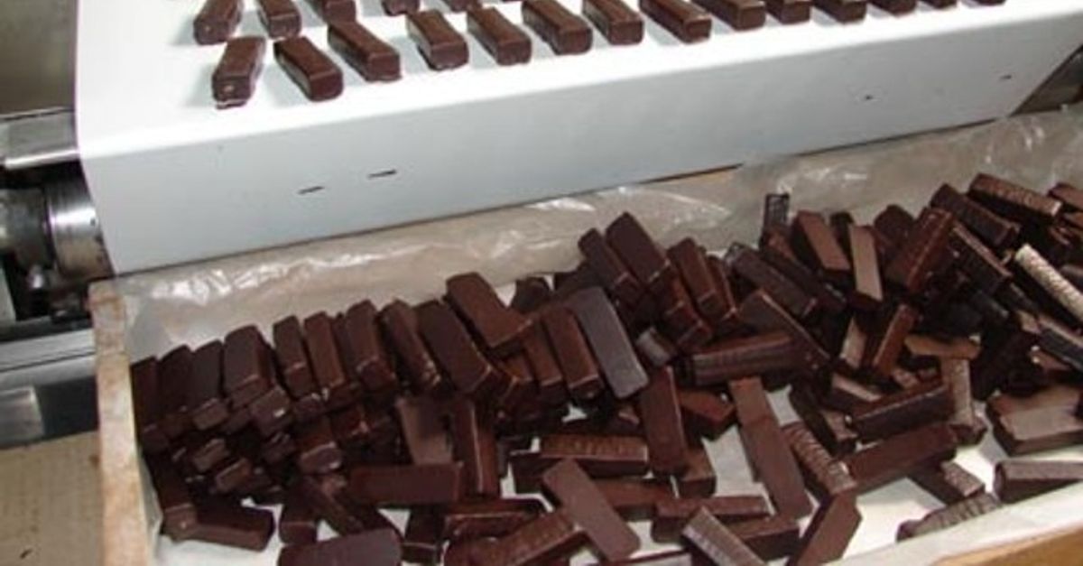 Купить фабрику шоколадных конфет. Фабрика шоколада. Завод шоколадных конфет. Производство шоколада. Конвейер конфет.