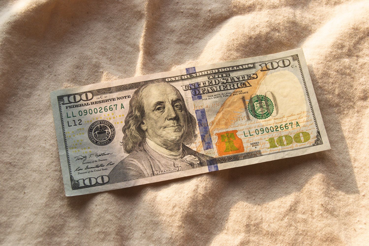 Доллар 1 июня. Доллар фото. 1 Долан в тенге. Тенге к доллару. Первый доллар США.