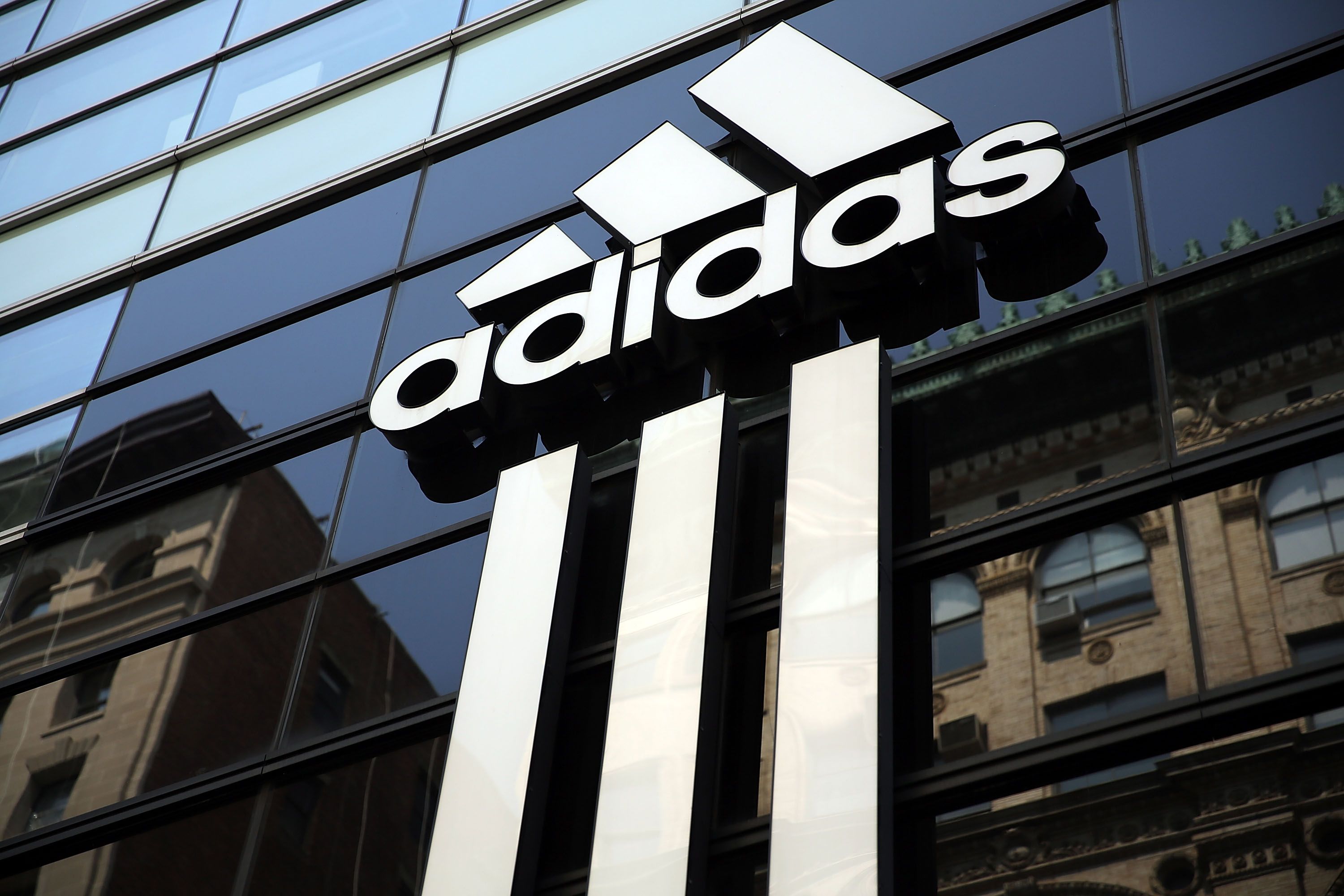 Существует крупнейшая фирма. Adidas компания. Адидас бренд. Вывески брендов. Адидас Корпорация.