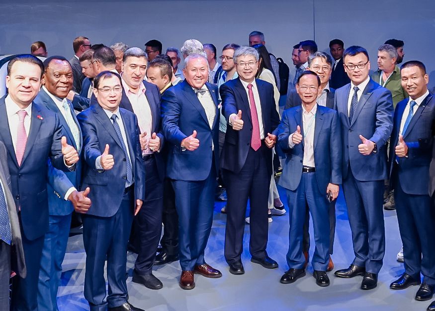 На фото: в центре председатель правления Chery Holding Group Инь Тонгё и основатель «Астана Моторс» Нурлан Смагулов