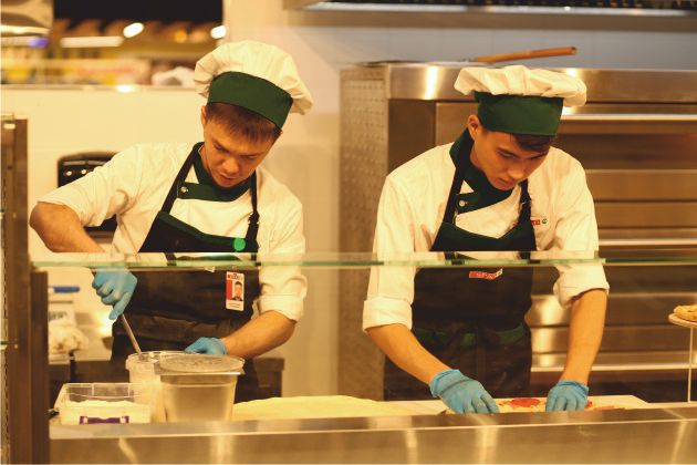 Униформа спар. Spar сотрудники. Спар тула персонал. Форма спар магазин. Спар одежда сотрудников.