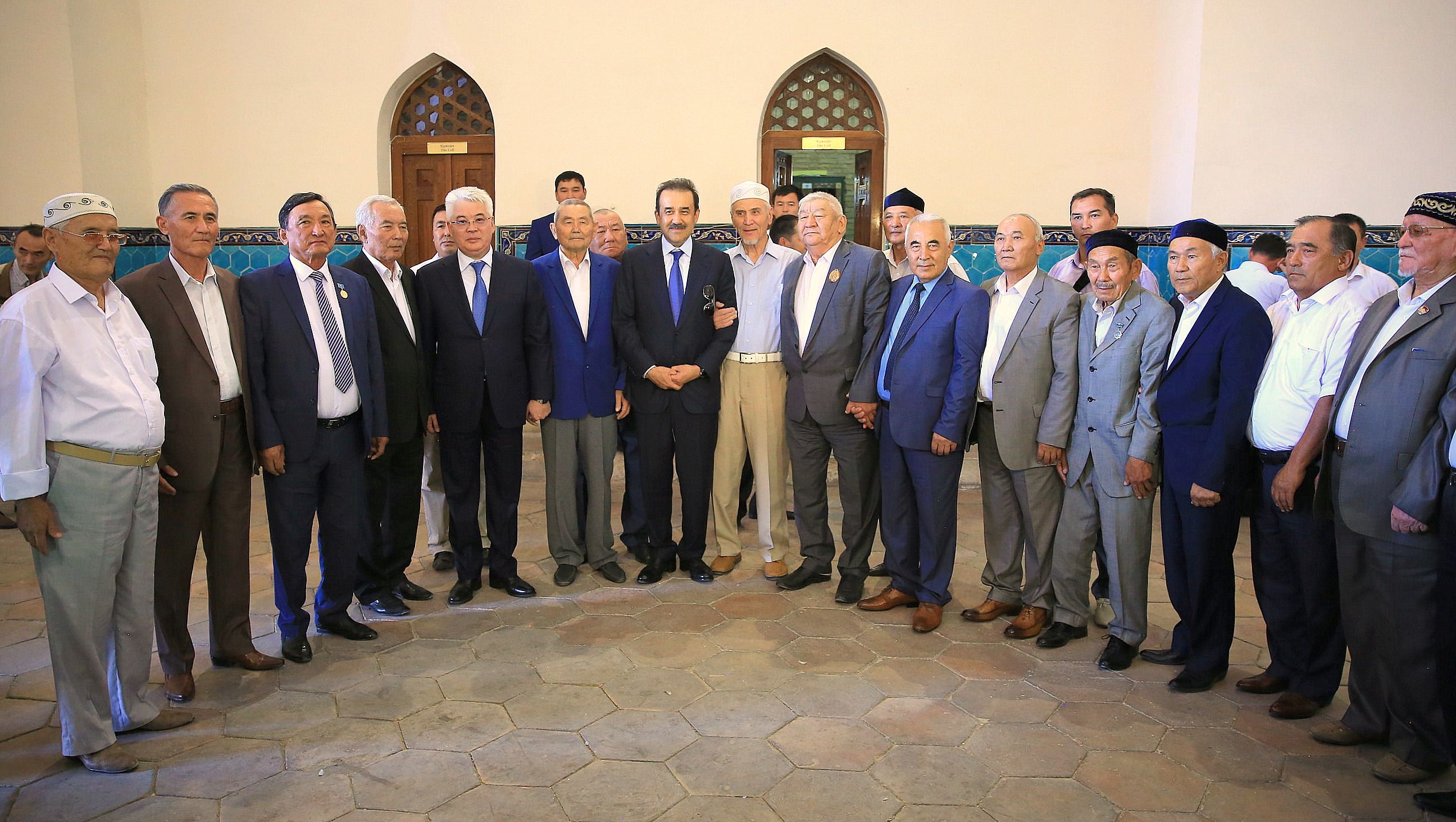 В Туркестане премьер-министр обсудил актуальные вопросы социально-экономического развития со старейшинами, ветеранами и представителями интеллигенции города. 


