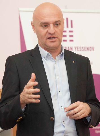 Питер фостер. Караван директор. Коммерческий директор Караван интернет.