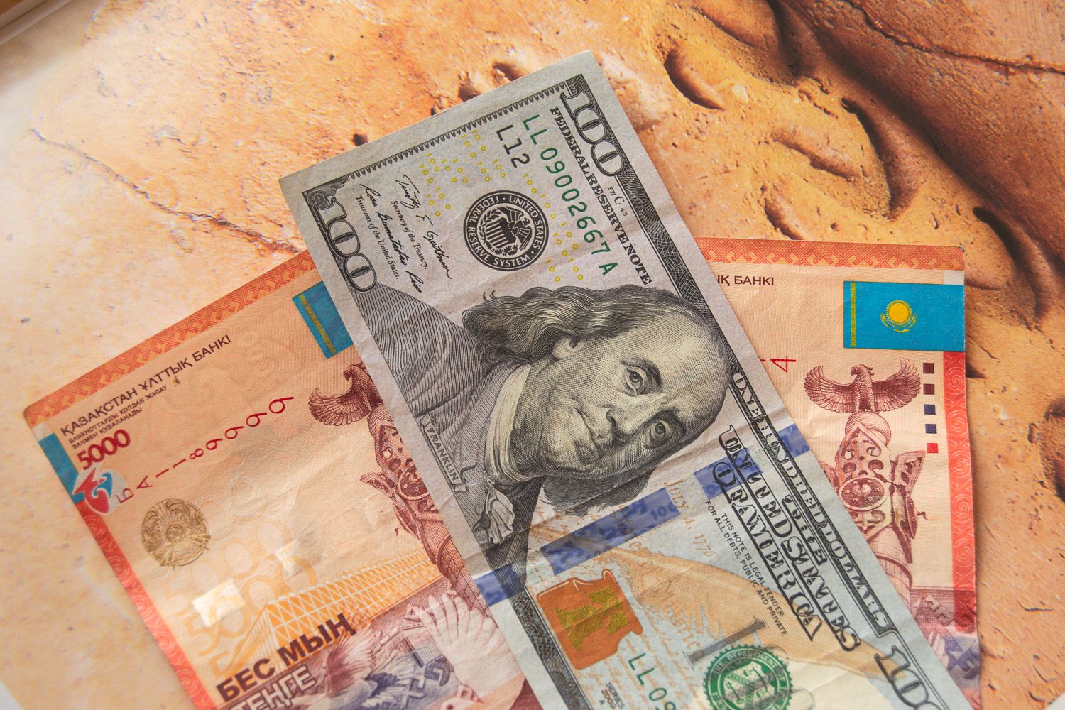 доллар. доллар. казахстанские деньги. 2900 тенге в долларах. 2900 тенге в долларах.