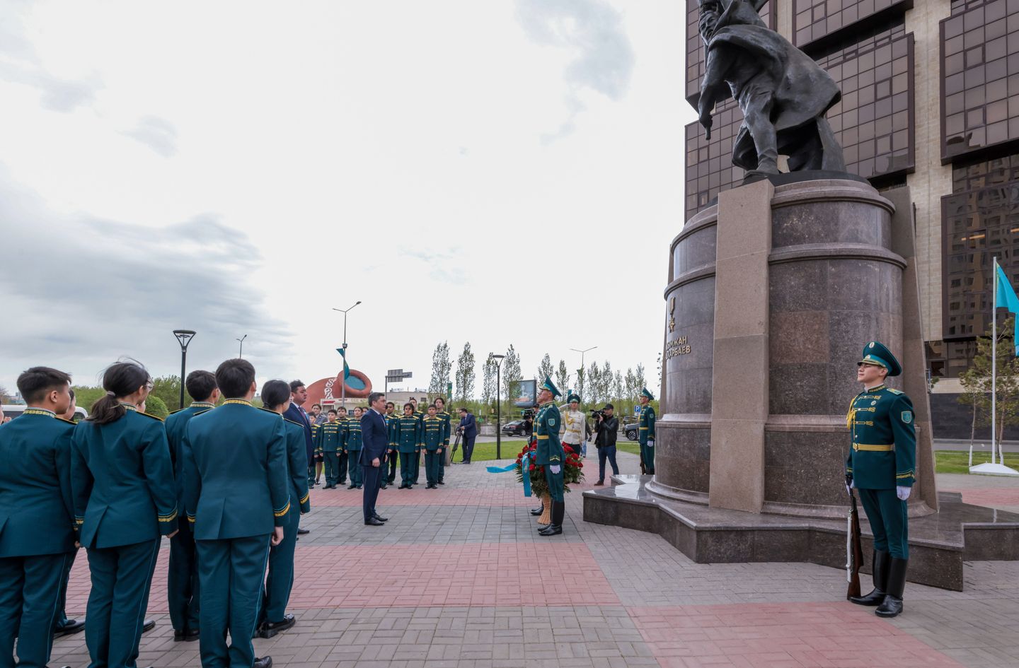 Премьер возложил цветы к памятнику Халық Қаһарманы Рахымжану Кошкарбаеву 2982701 — Kapital.kz 