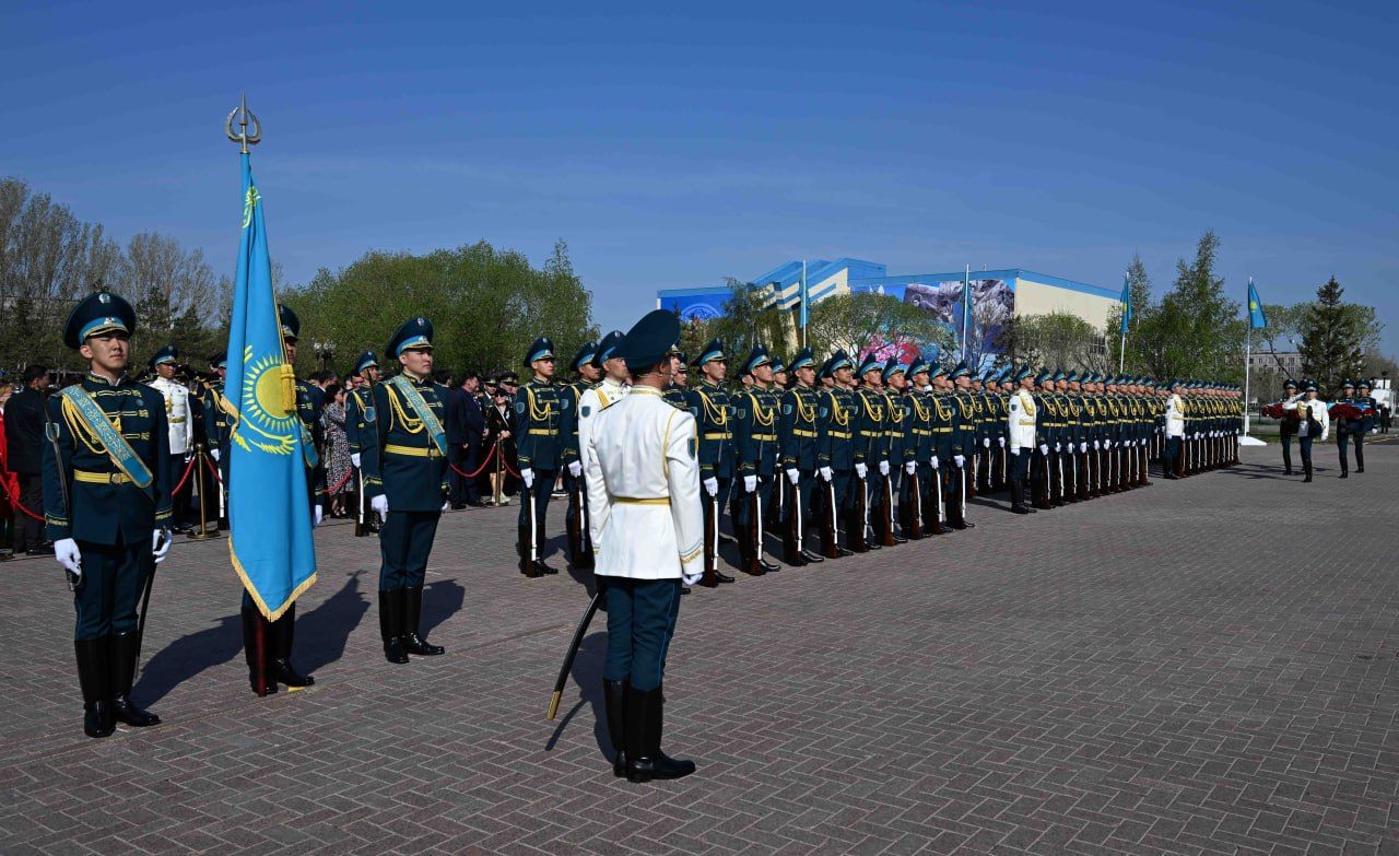 Глава государства принял участие в церемонии возложения цветов к монументу Отан Ана 2082524 — Kapital.kz 