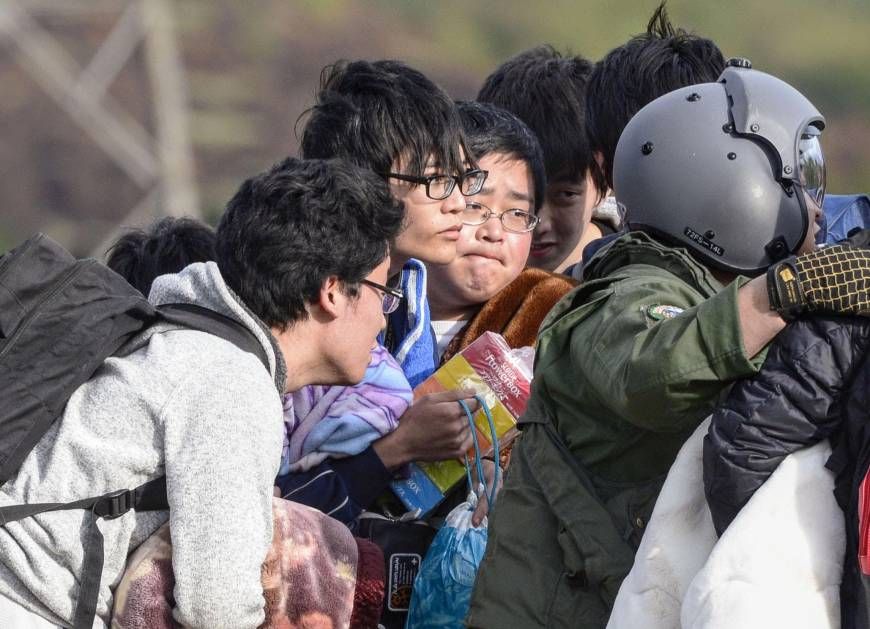 Уже сегодня около 250 тыс. японцев вынуждены покинуть свои дома из-за угрозы новых колебаний, сообщает BBC News. По информации Метеорологического агентства страны, в ближайшие дни существует вероятность повторения серии землетрясений. 