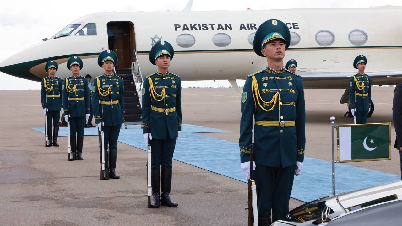 Премьер-министр Пакистана Шахбаз Шариф прибыл в Казахстан 3133210 — Kapital.kz 