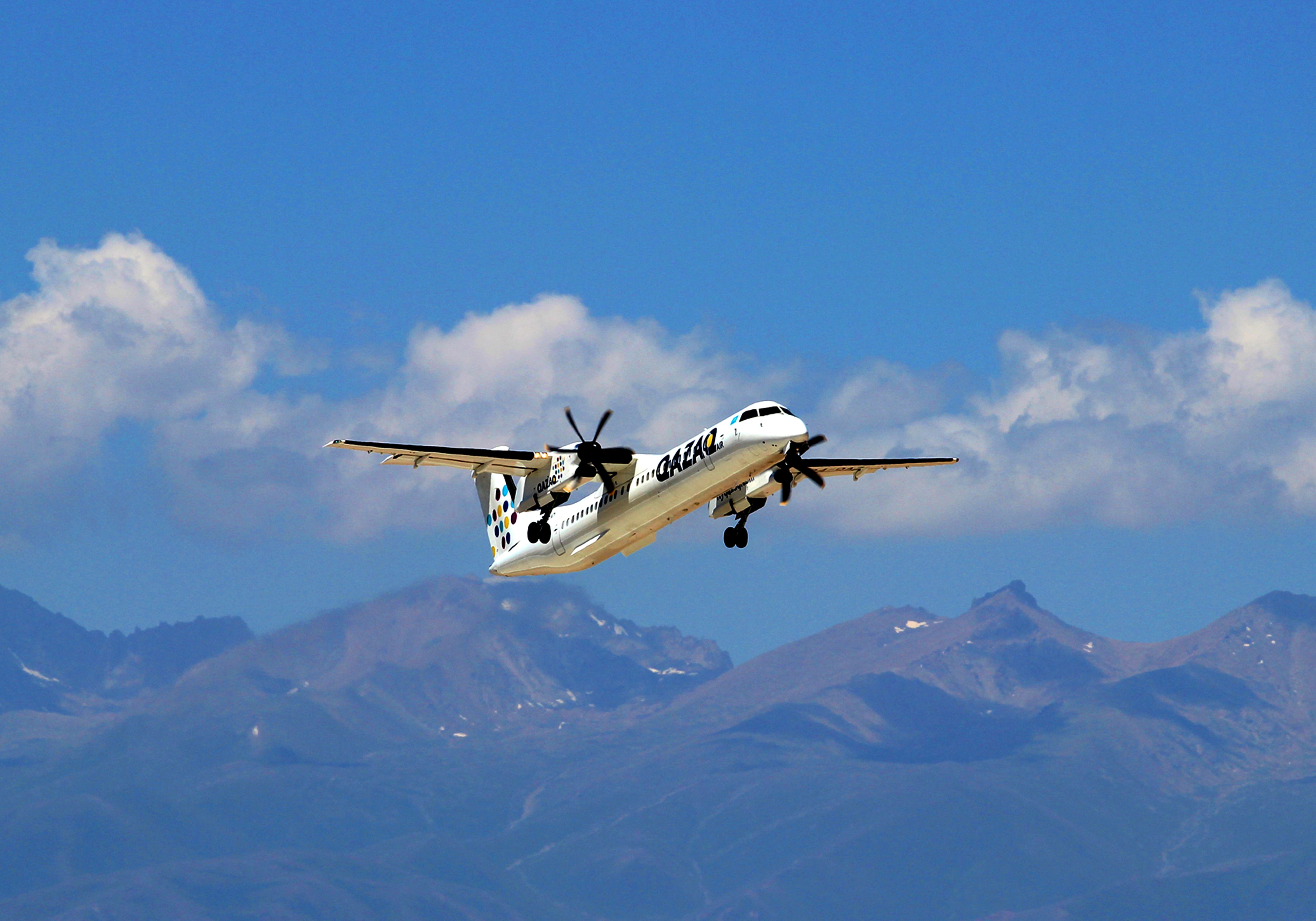 Qazaq air. Qazaq Air самолеты. Самолет q400 NEXTGEN. Bombardier Qazaq Air. Самолеты Бомбардье Qazaq.