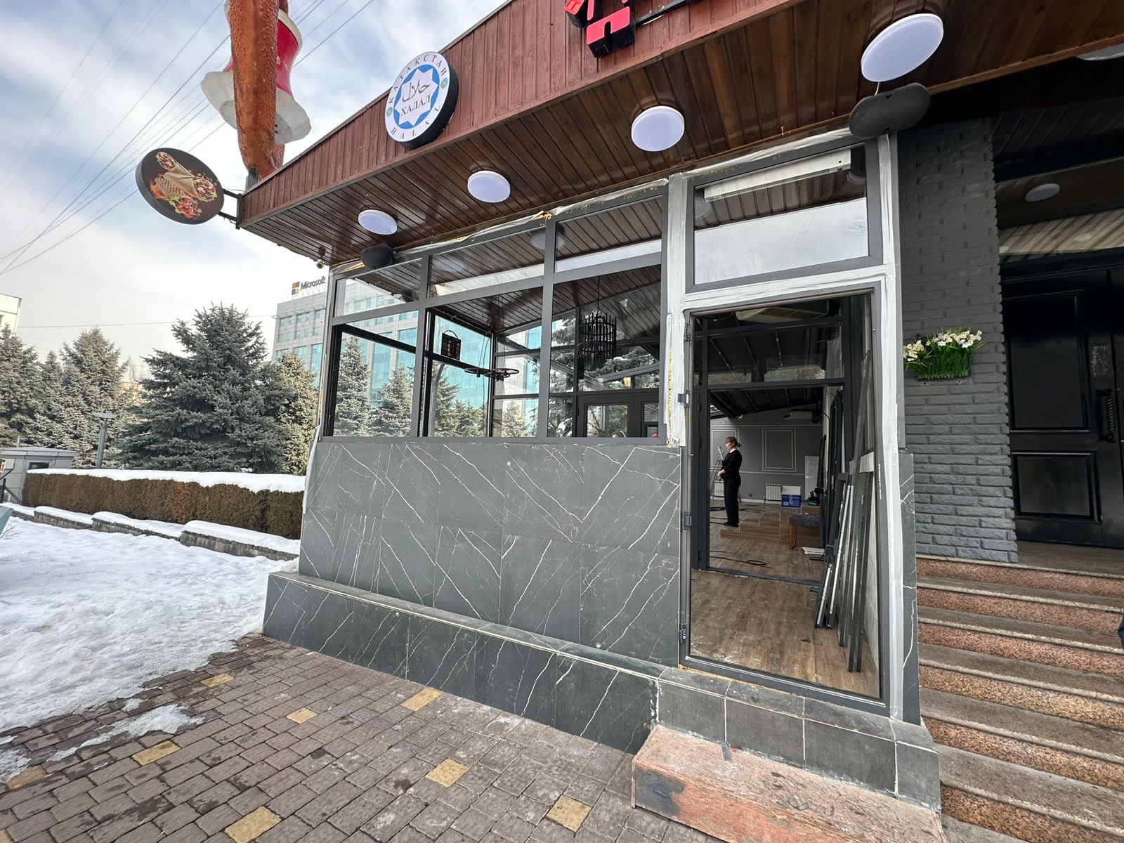 В Алматы сносят незаконную пристройку к кафе 2752302 — Kapital.kz 