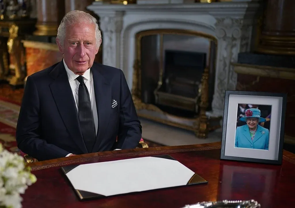 Карл III выступил с первым обращением к британцам - «В мире»