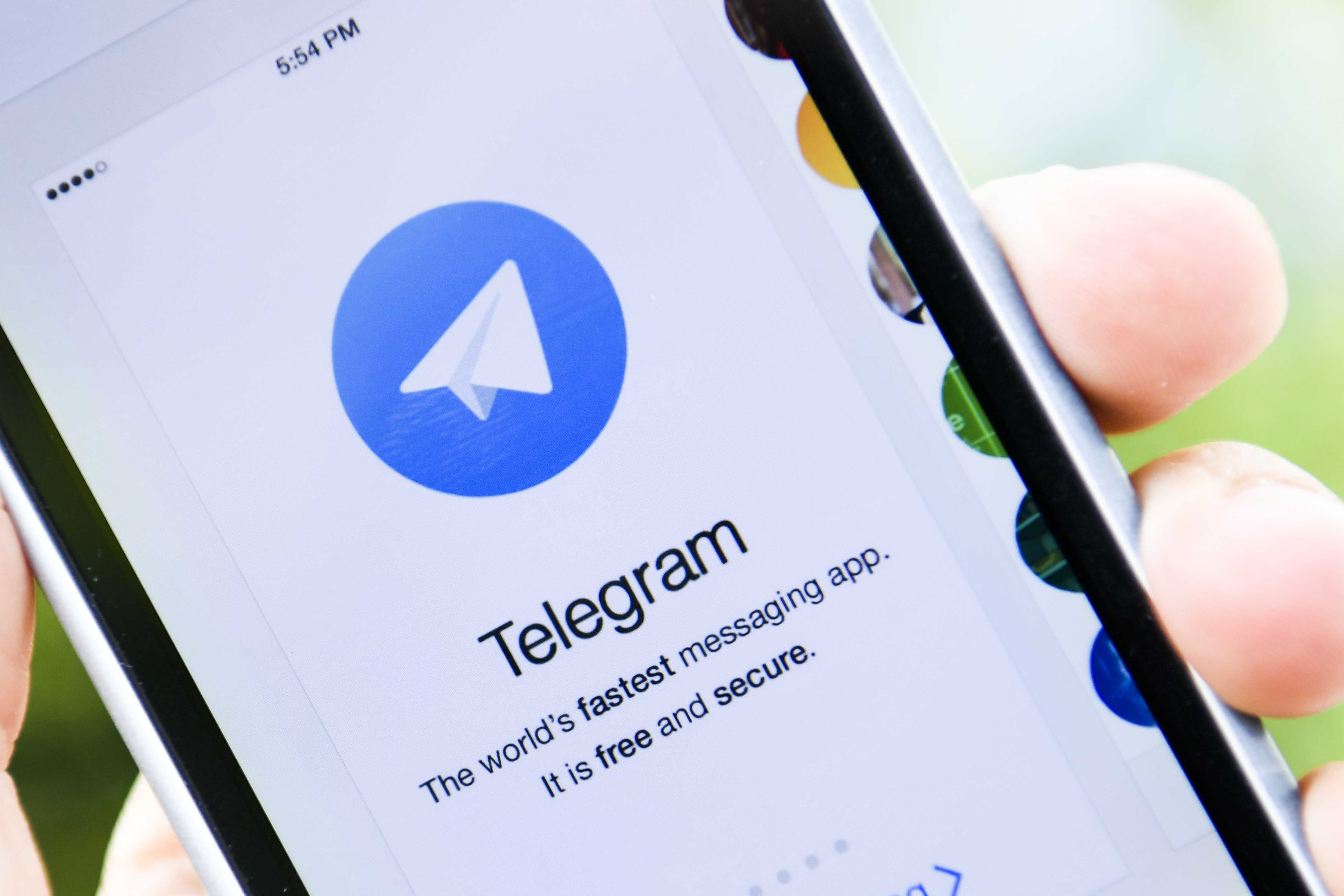 Requests telegram. Логотип новости телеграмм. Рисунки новости телеграм. Телефон в руке телеграм. Картинка новости телеграм.