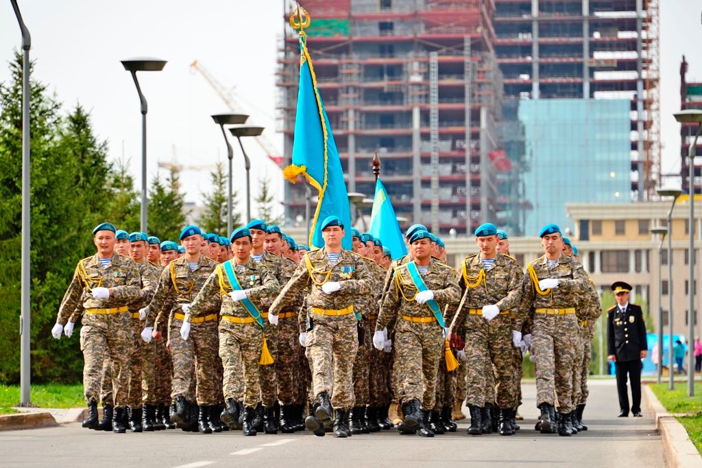 7 мая казахстан день. День защитника Отечества Казахстан. С днём Казахстанской армии 7 мая. 7 Мамыр день защитника Отечества в Казахстане. Фон армия Казахстана.