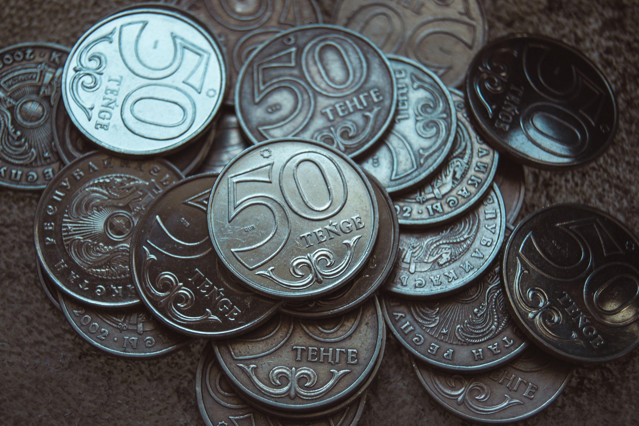 тенге инфографика. одежда тенге на. 12000 долларов в рублях на сегодня. 7500 тенге. сколько 40 тенге.