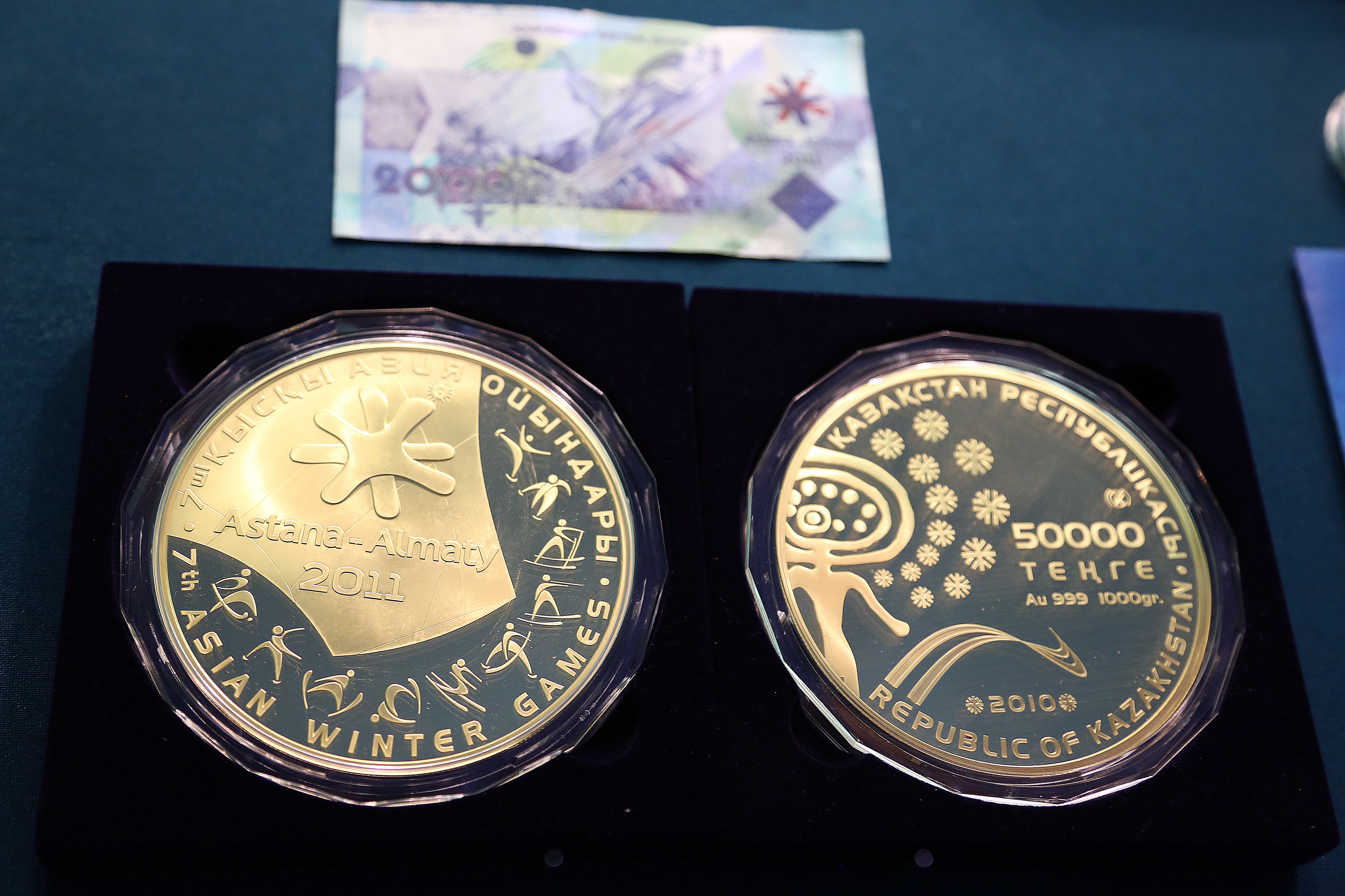 Самая первая килограммовая монета была посвящена 10-летию независимости Казахстана. Она была предназначена для дарения гостям из ближнего и дальнего зарубежья. Эта монеты была оформлена в двух вариантах: в восточном и европейском стиле. 
К 20-летию введения национальной валюты была выпущена золотая монета весом 2 килограмма. Номинал монеты 100 000 тенге. Ее стоимость достигла 25 млн. тенге. Также к этому событию была изготовлена серебряная монета, номиналом 5 тысяч тенге. Она весит не более 1 килограмма. 