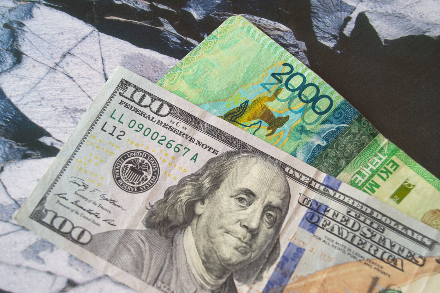 Национальный банк валюты казахстана. Тенге к доллару. Доллар фото. Доллар в Казахстане. Доллар (валюта).