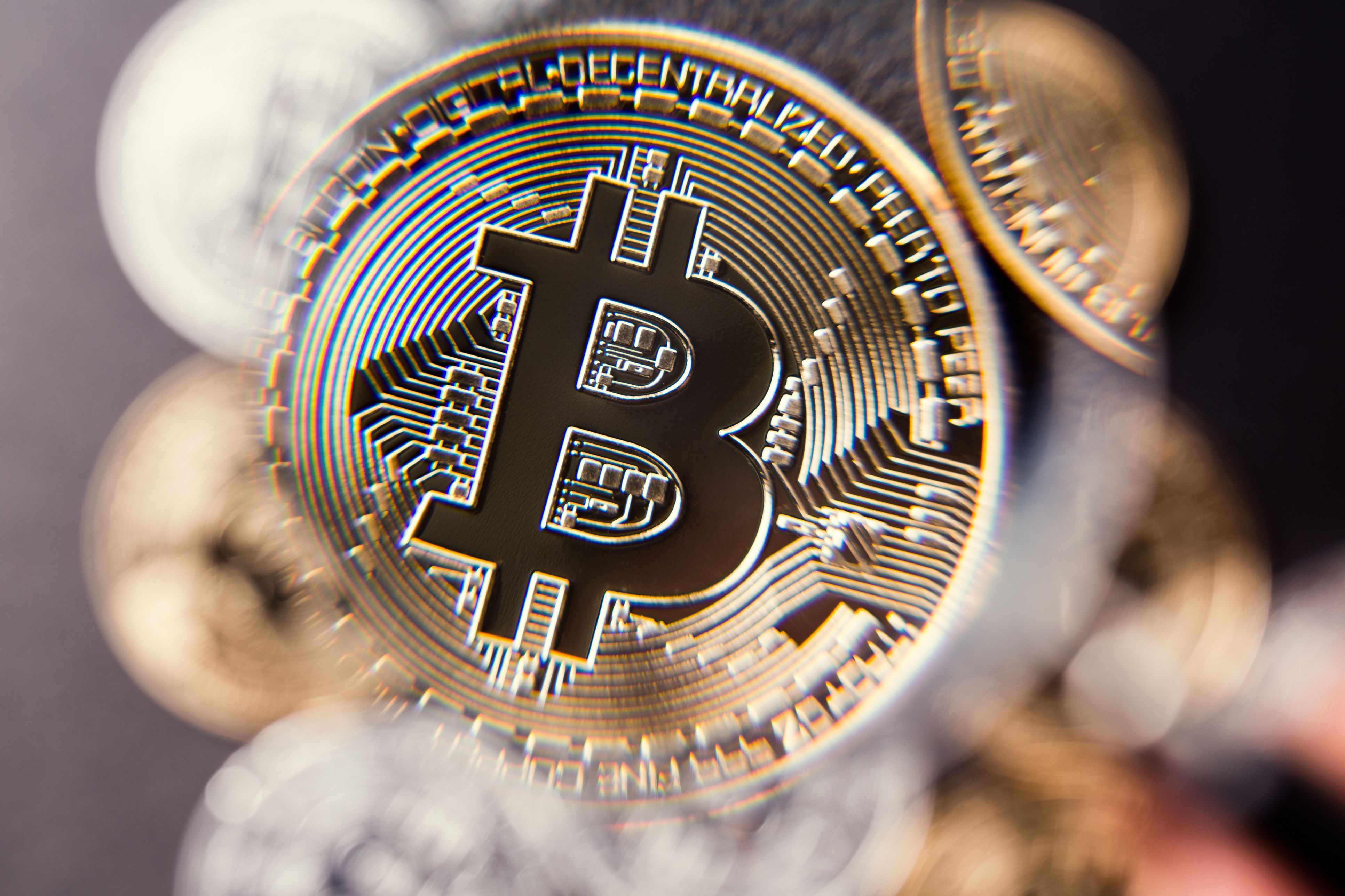 Что такое криптовалюта. Bitcoin криптовалюта. Криптовалютные монеты. Биткоин иллюстрация. Биткоин фото картинки.