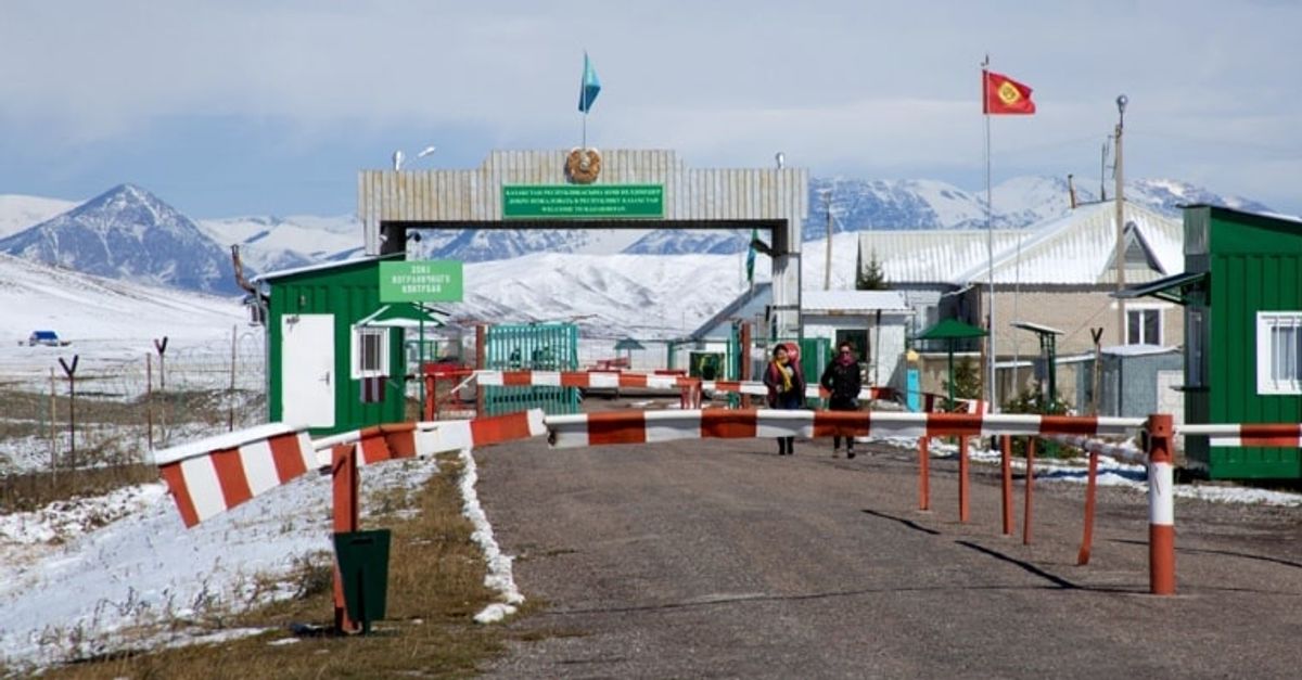 Кпп на границе. Пункт пропуска «Каркыра». КПП Каркыра-Автодорожный. КПП Каркыра Автодорожный Киргизия. Каркыра граница Казахстана и Киргизии.