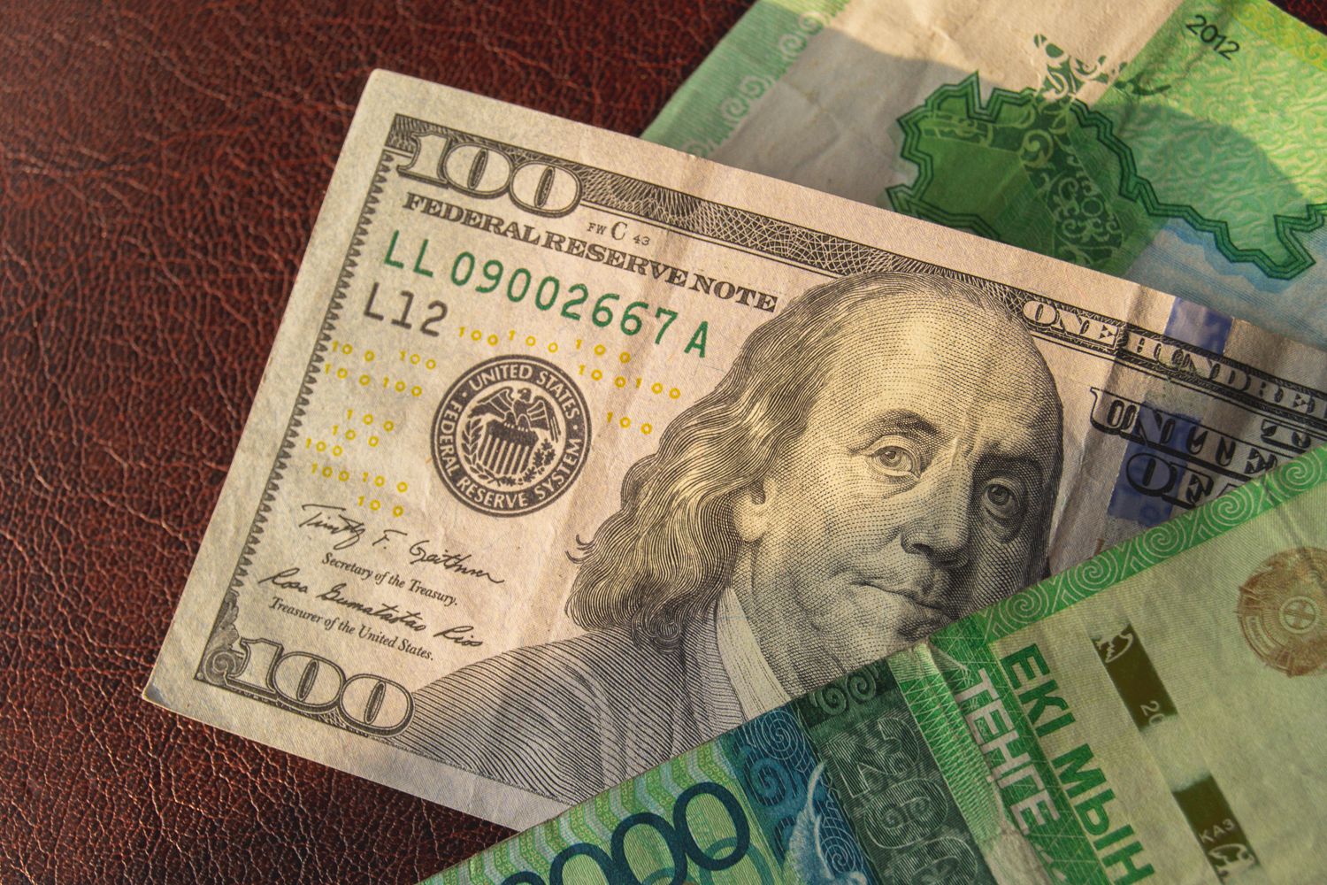 100 долларов 3 д. 1200 тенге в долларах. 100 долларов в тенге. доллары евро тенге.