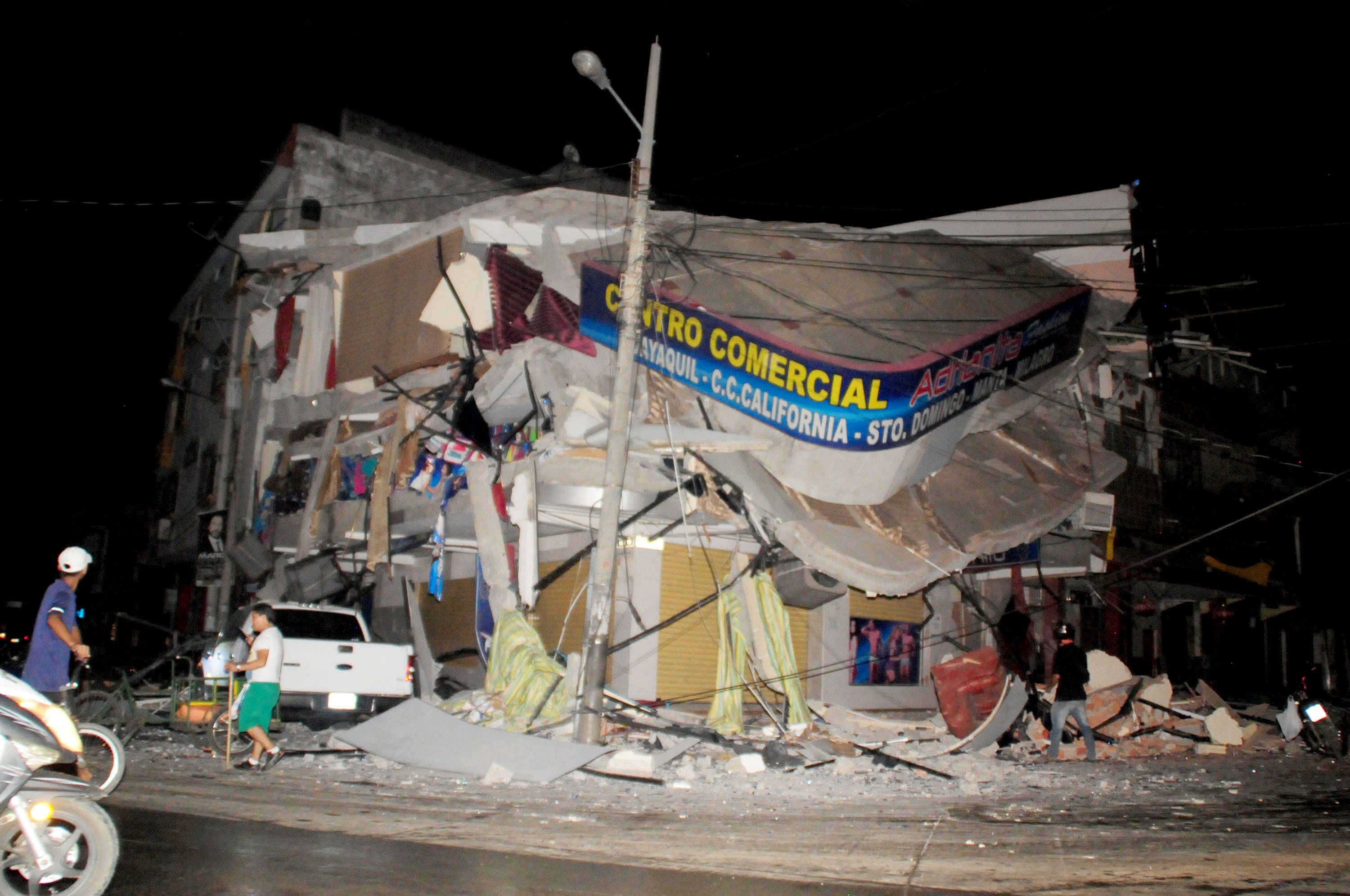 Спасательная операция в городе Манта, наиболее пострадавшего от стихийного бедствия, продолжается.