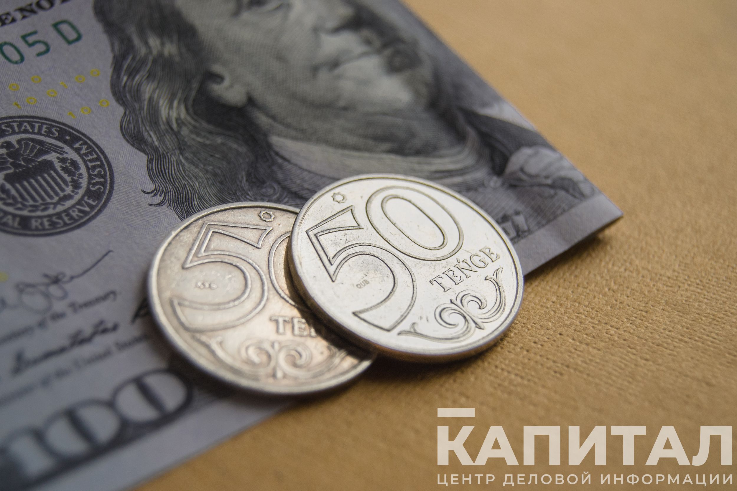 Курс тенге. 18 в тенге. 100000 тенге. Деньги казахстана в руках. Валюта тенге.