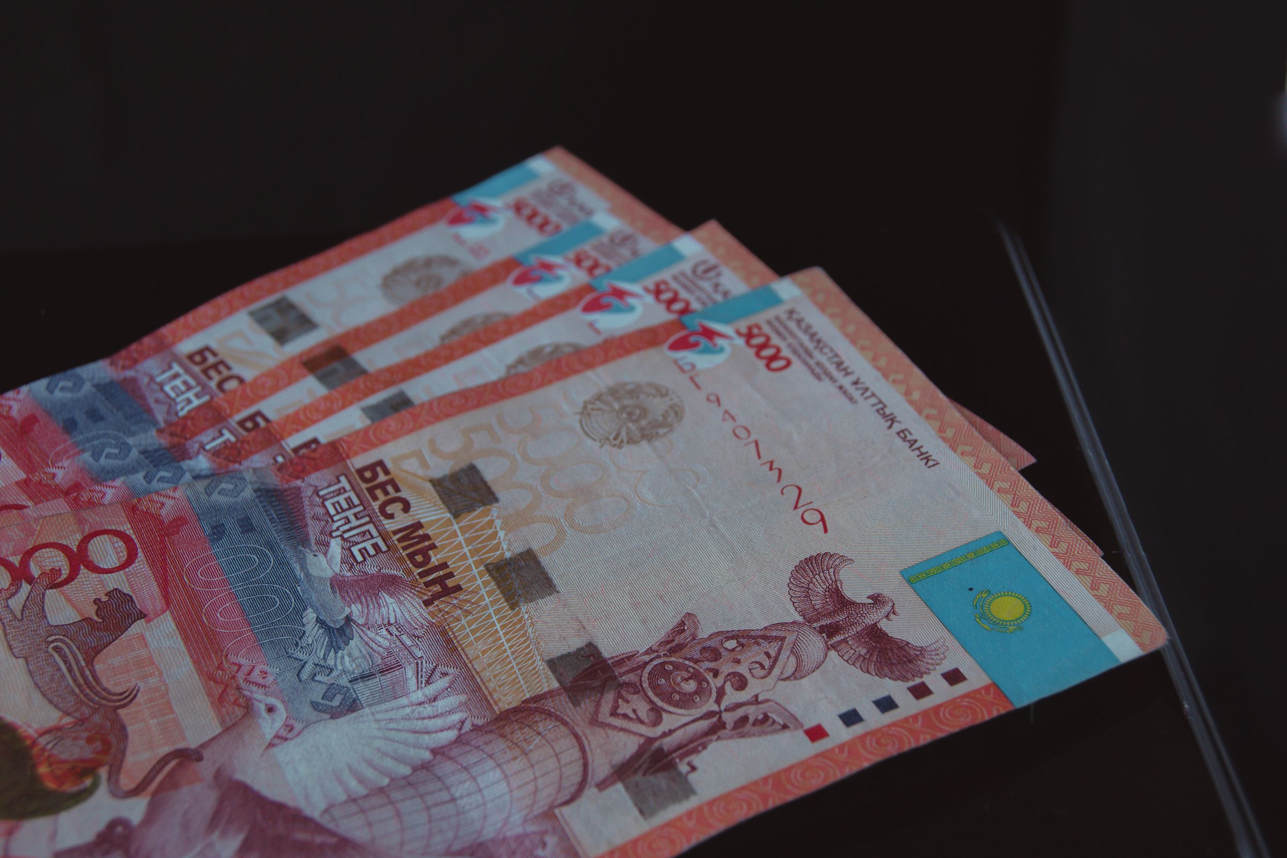 Казахский тенге. Тенге. 50000 тенге. Пачка денег тенге. Деньги казахстана.
