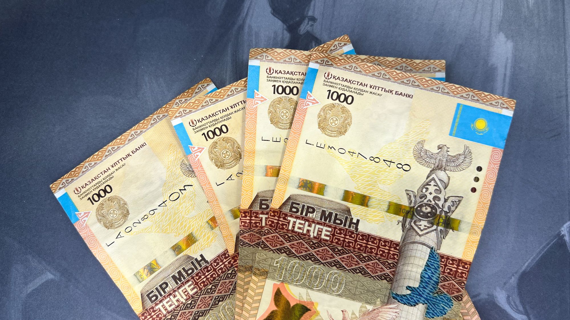 Обмен рублей на тенге в казахстане. Курс рубля к тенге. Тенге валюта Казахстана. Тенге к доллару. Валюты тенге доллар рубль.