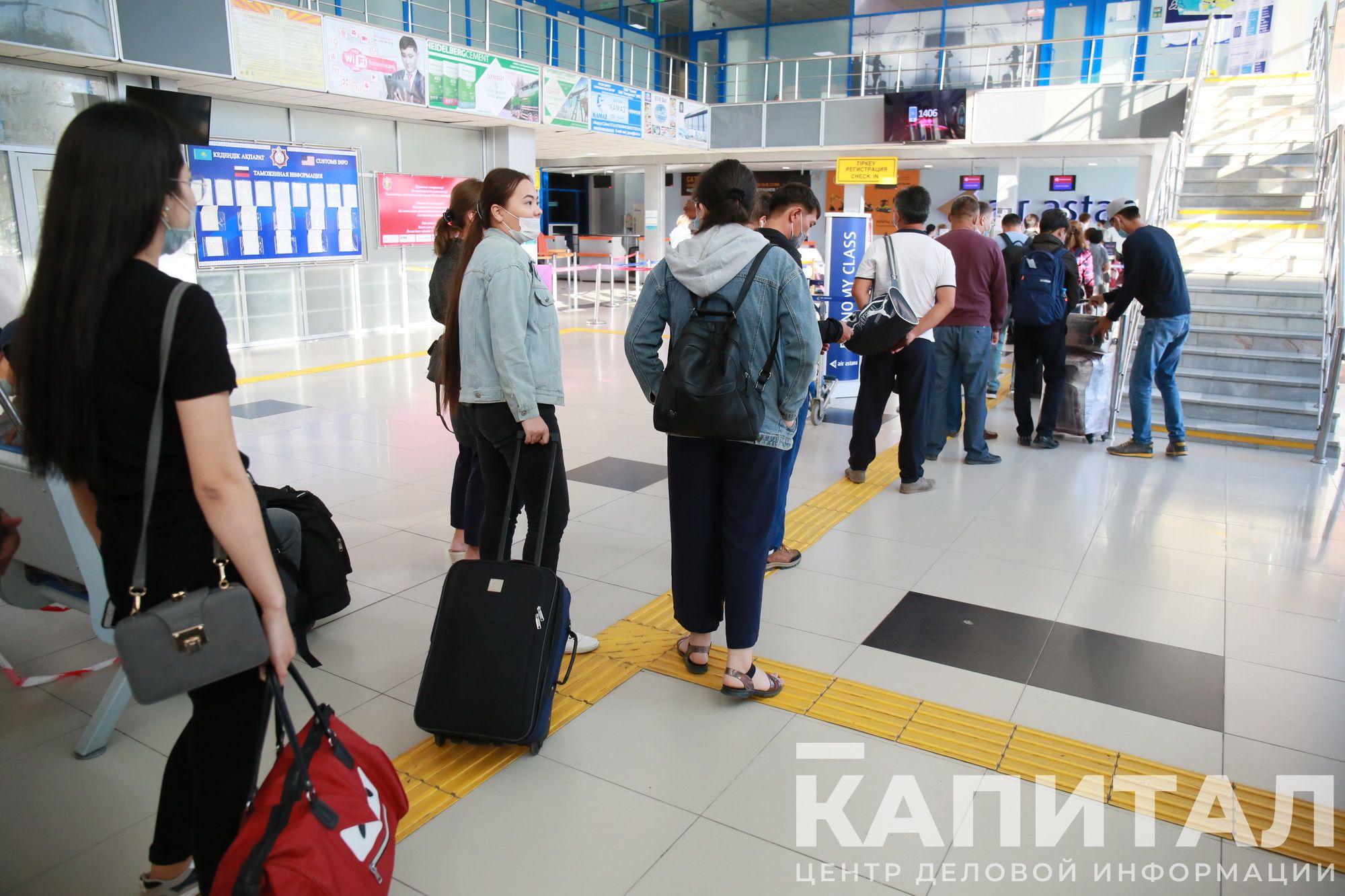 Почему уезжают из казахстана. Аэропорт фото. Фотосессия в аэропорту. Стенд регистрации в аэропорту. Аэропорт уезжай Казахстан.