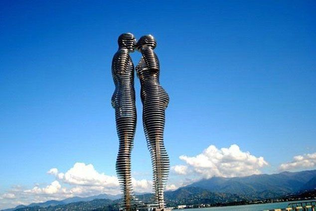 В Батуми разрушили статую Али и Нино - новости Kapital.kz