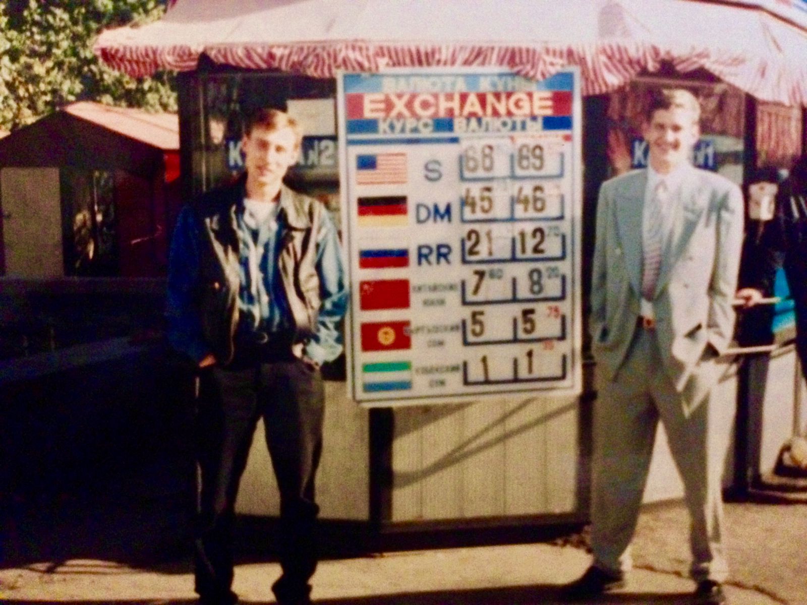 Ларьки, где можно было обменять валюту, 1995-1996 год (фото представлено Арчином Галимбаевым)<br> - Kapital.kz 