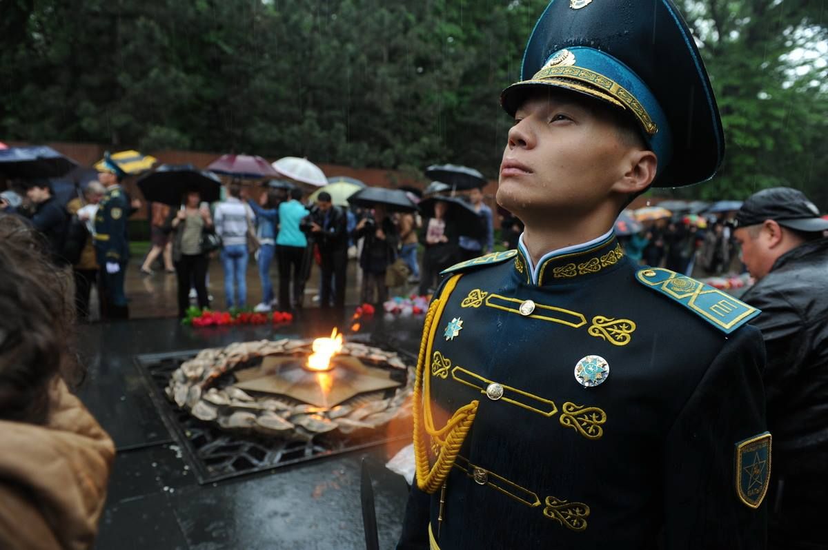 День победы в казахстане. День Победы казахи. 7 Мая праздник. Казахи отмечают 9 мая.