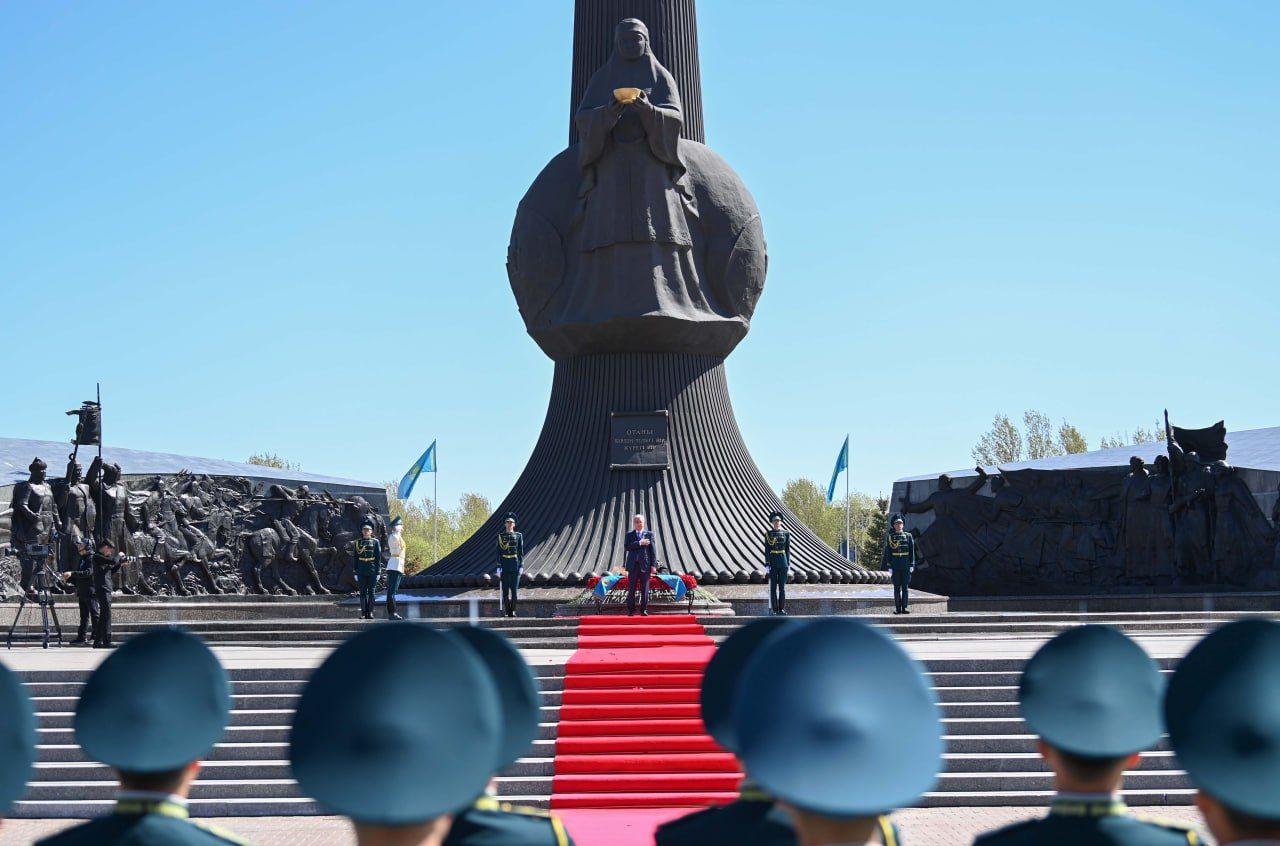 Президент принял участие в церемонии возложения цветов к монументу Отан Ана  2981976 — Kapital.kz 