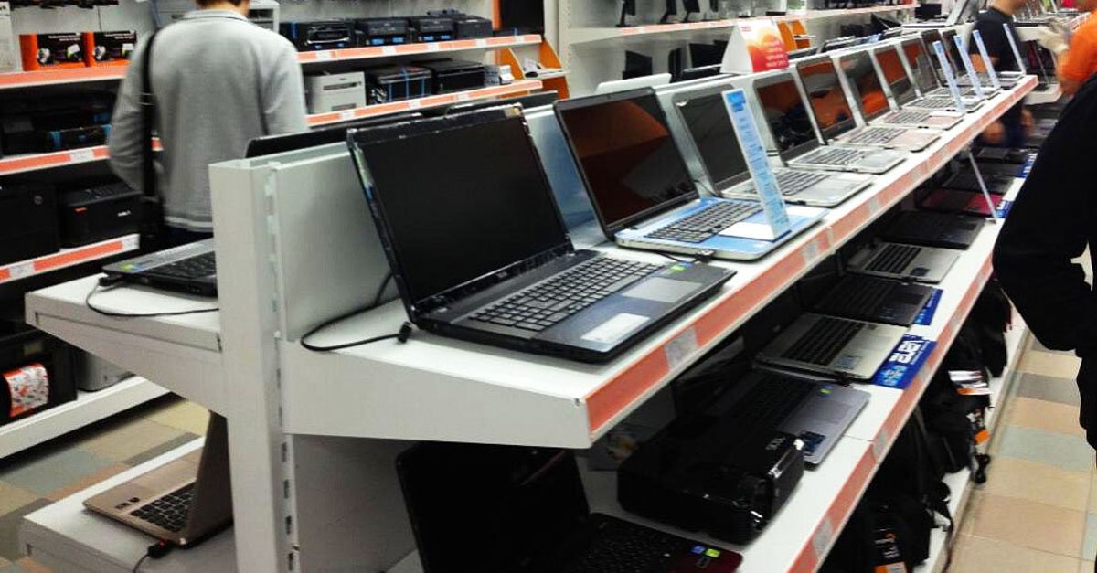 Shopping computers. Компьютерный магазин. Магазин компьютеров. Магазин компьютерной техник. Выбор компьютера в магазине.