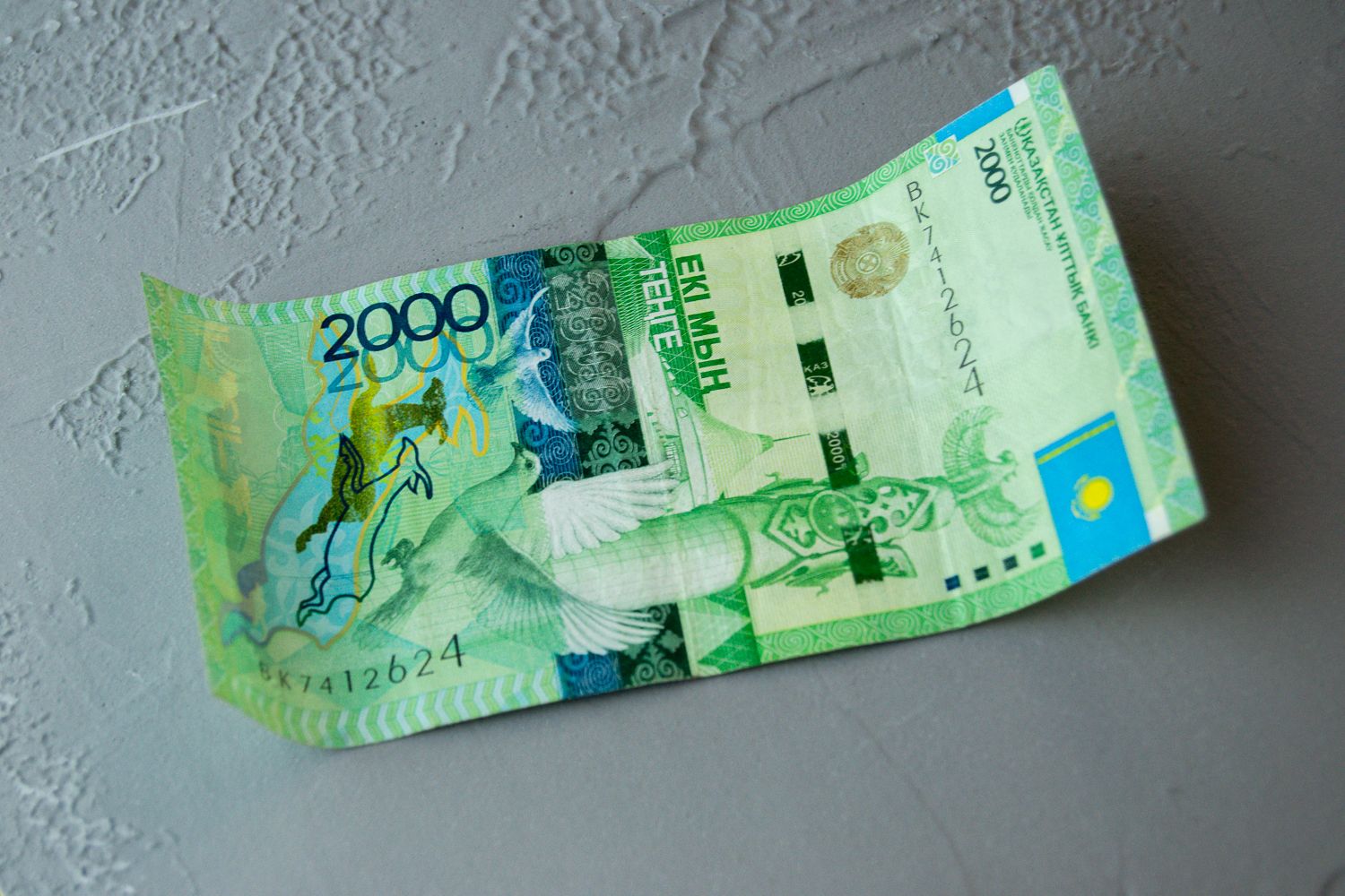 Тенге к доллару. Валюта тенге. Тенге на бирже. 1000 usd в тенге. Купюра 10000 тенге.