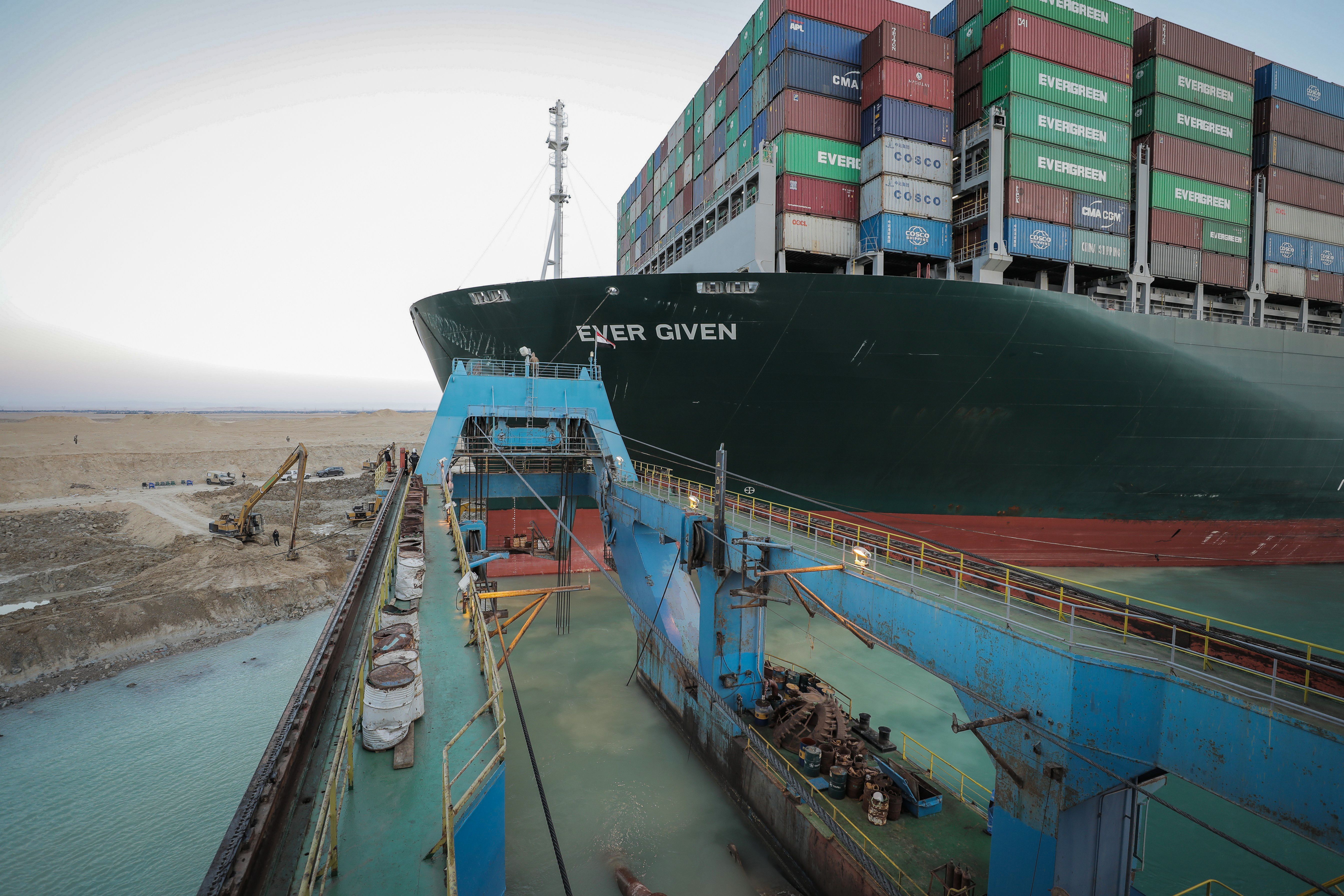 танкер сел на мель в суэцком канале. контейнеровоз ever given в суэцком канале. суэцкий канал авария 2021. эвергрин контейнеровоз. Evergreen в суэцком канале.