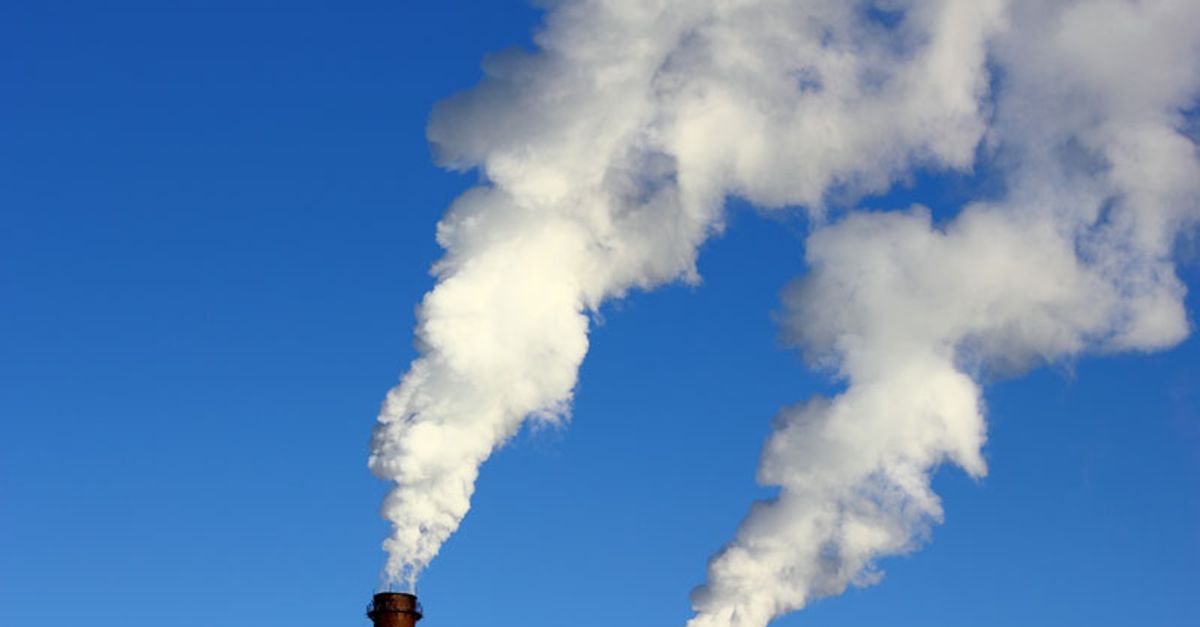 загрязнение воздуха. выбросы диоксида углерода. трубы с дымом. вредные выбросы в атмосферу. дым из трубы завода.