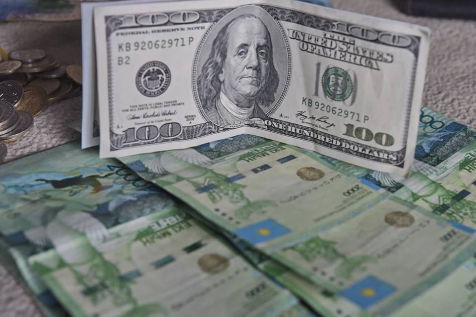 На утренней сессии доллар торговался по 371,4 тенге - новости Kapital.kz