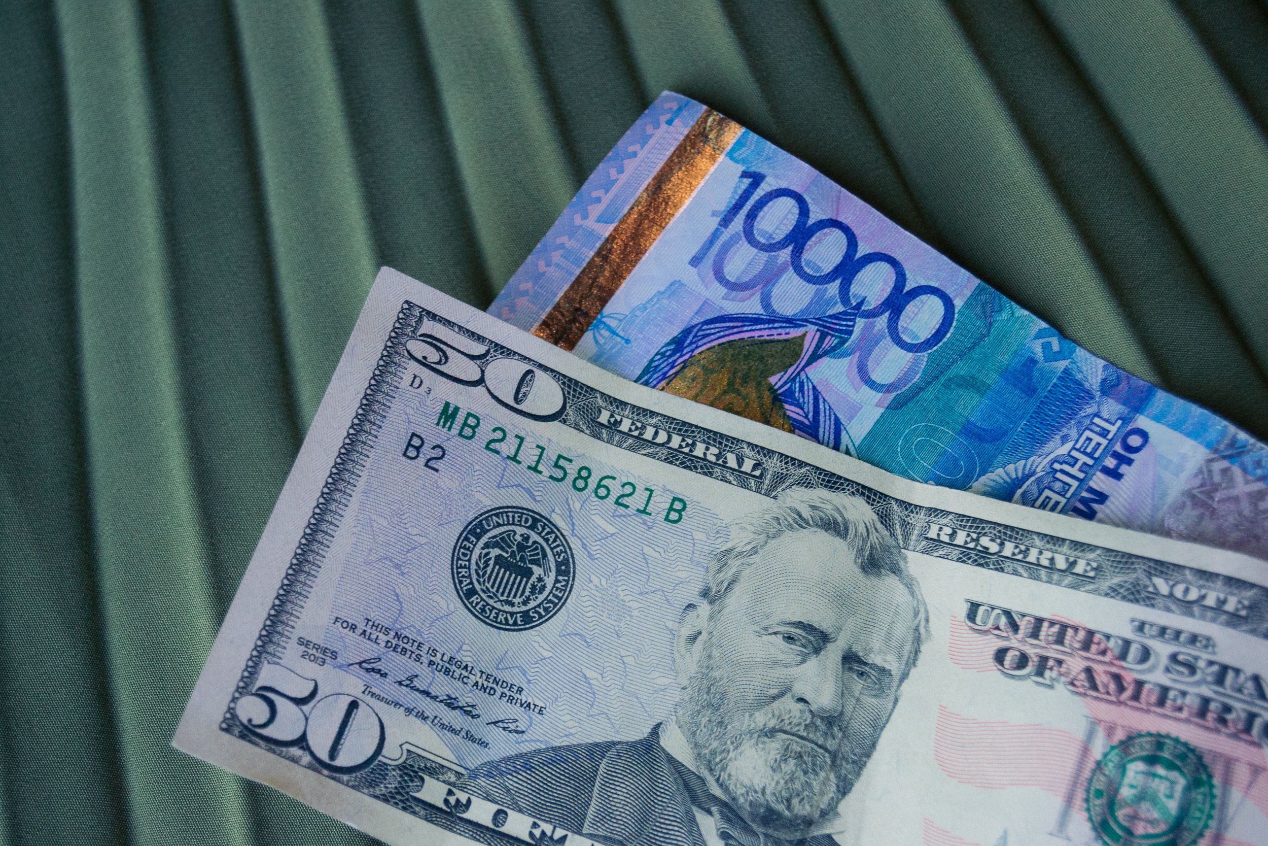 деньги тенге. курс тенге. валюта в тенге на сегодня. 2900 тенге в долларах. тенге к доллару.